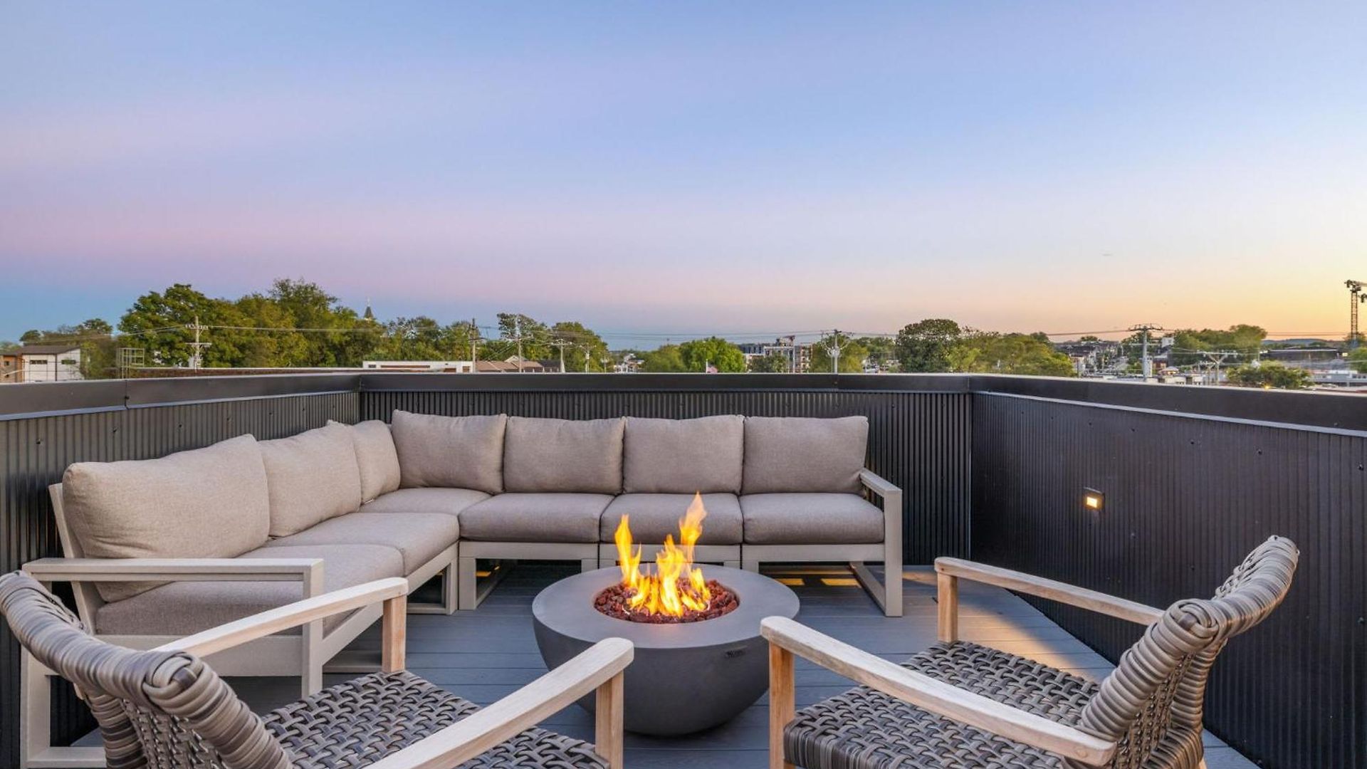 The Elmwood - Brand New Rooftop Lounge W Firepit Holiday home Nashville