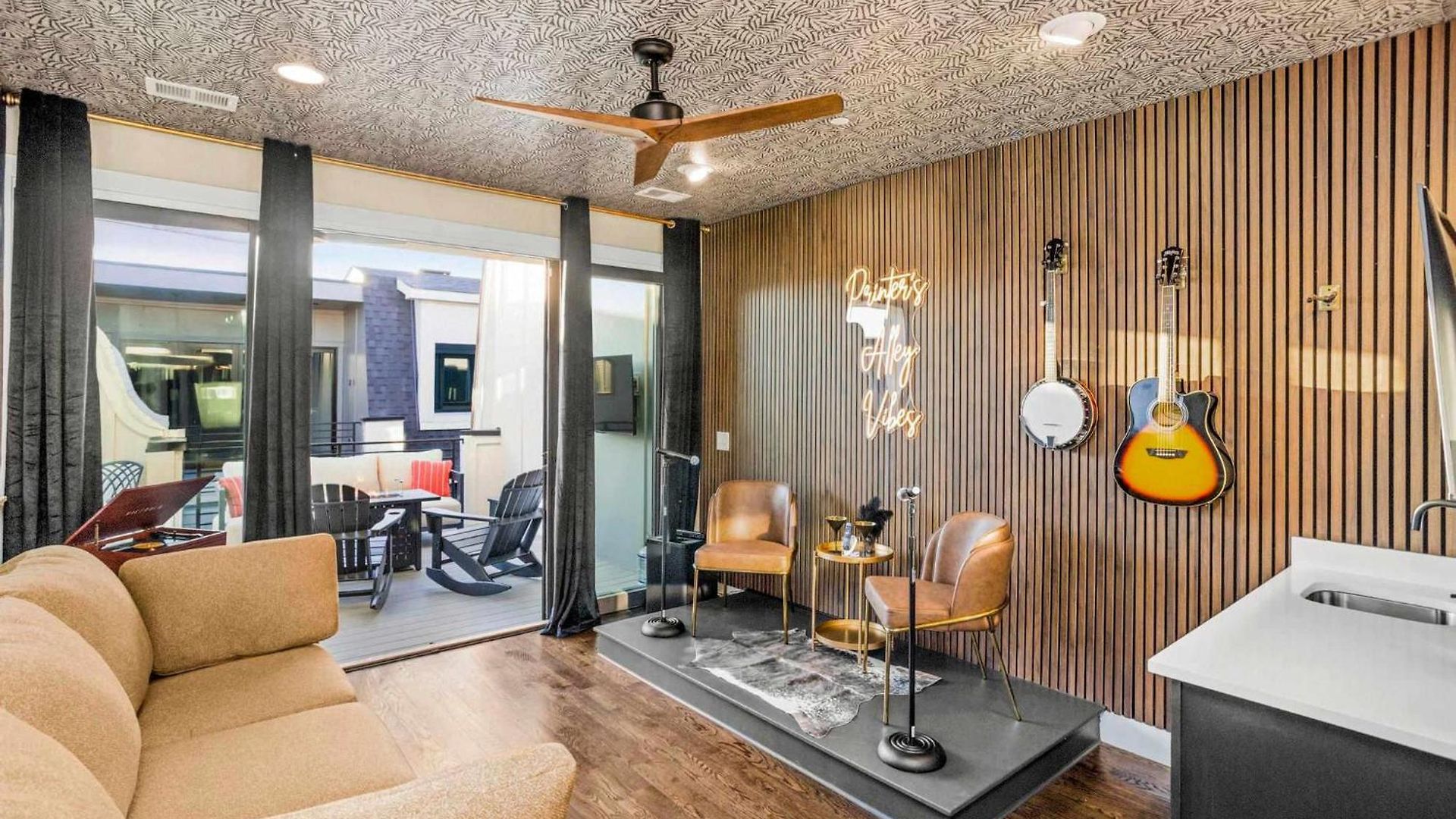 Printer's Alley Vibes Rooftop Fire Deck Karaoke Holiday home *