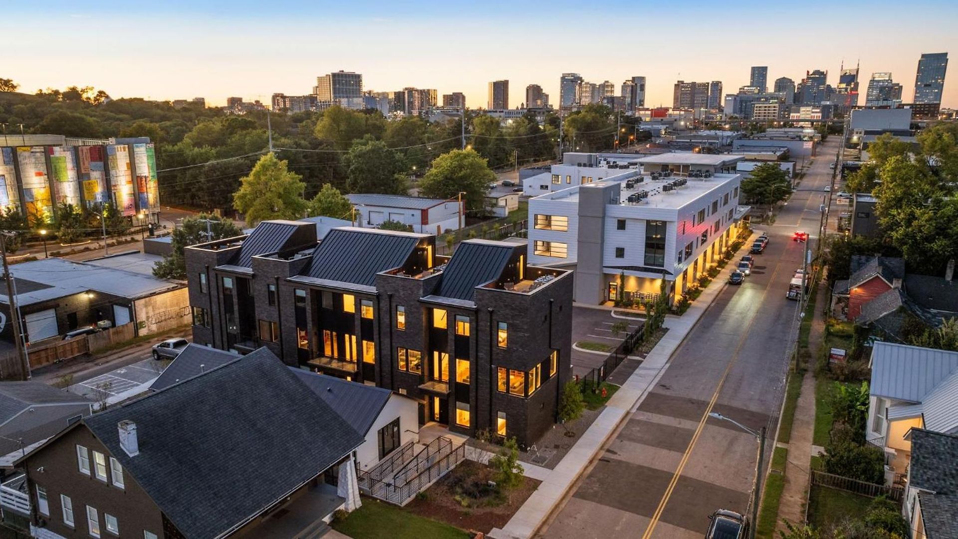 The Elmwood - Brand New Rooftop Lounge W Firepit