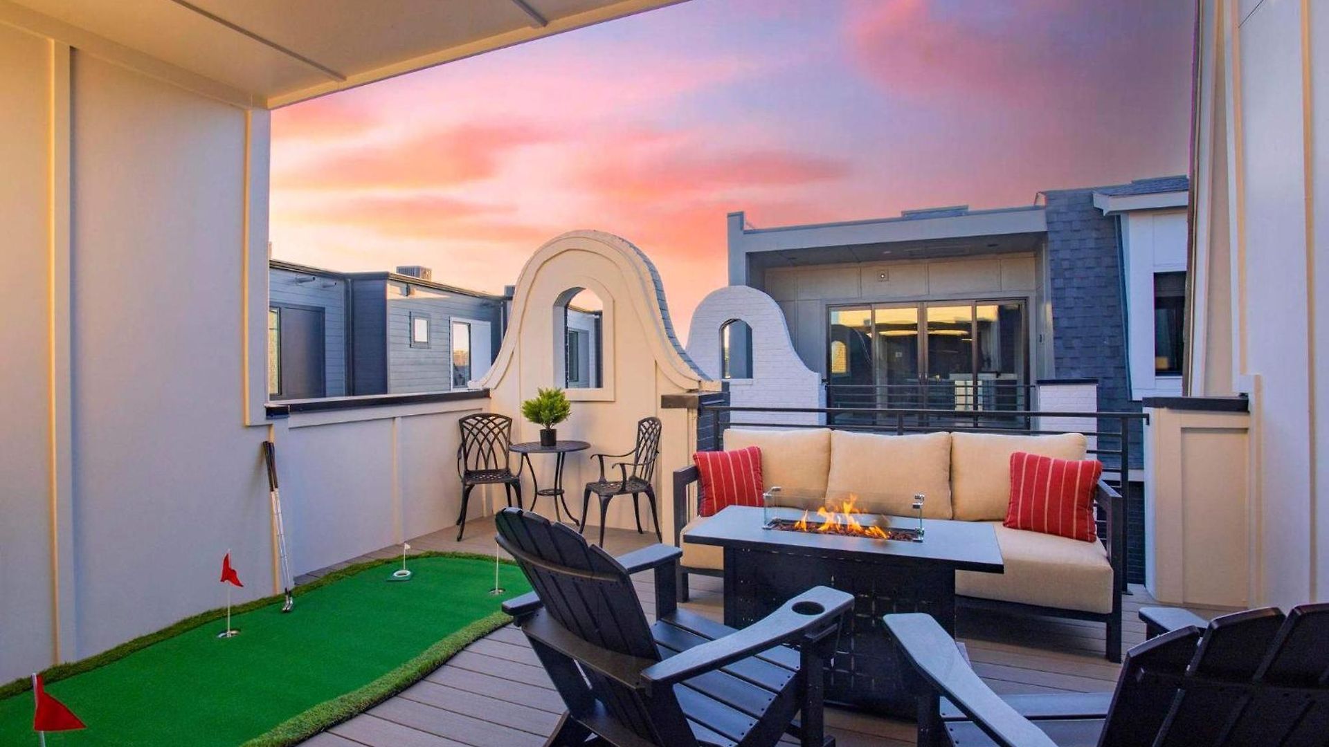 Printer's Alley Vibes Rooftop Fire Deck Karaoke Holiday home