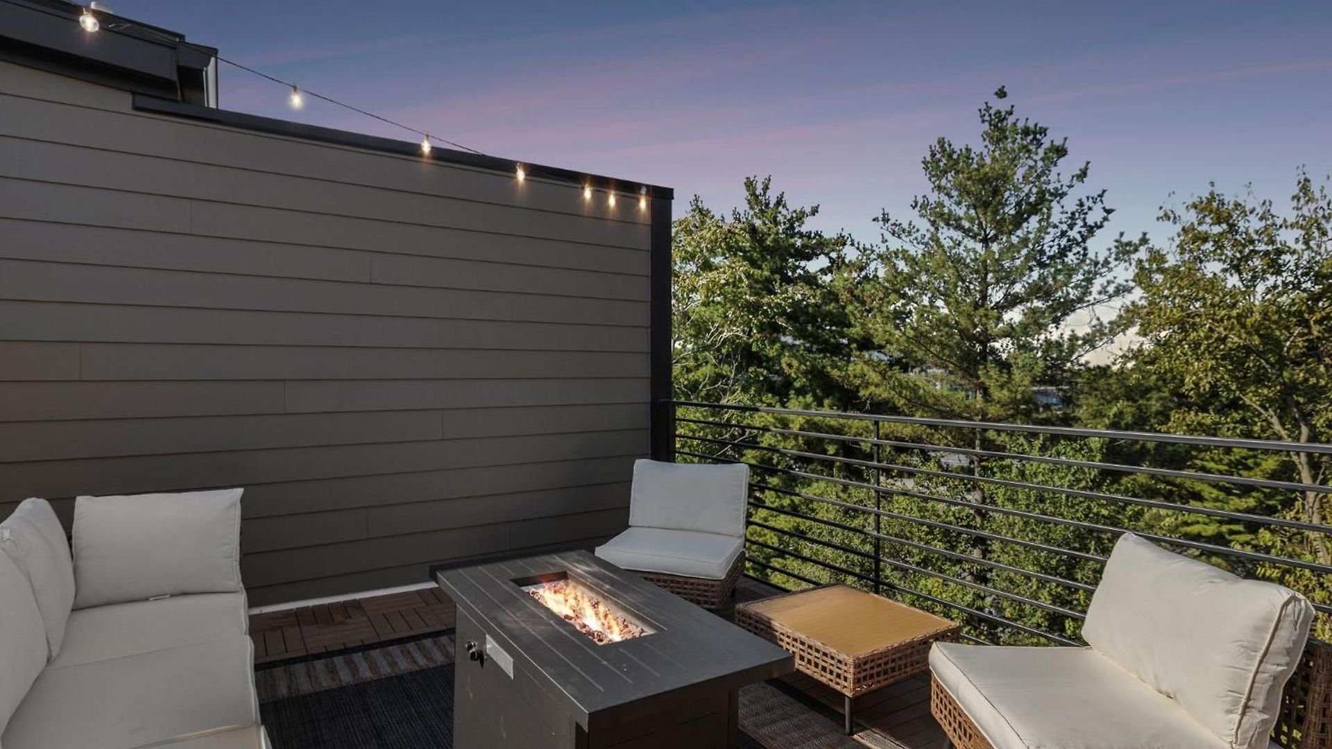 New Stylish Nash Townhouse W Hot Tub & Rooftop Apartment Nashville