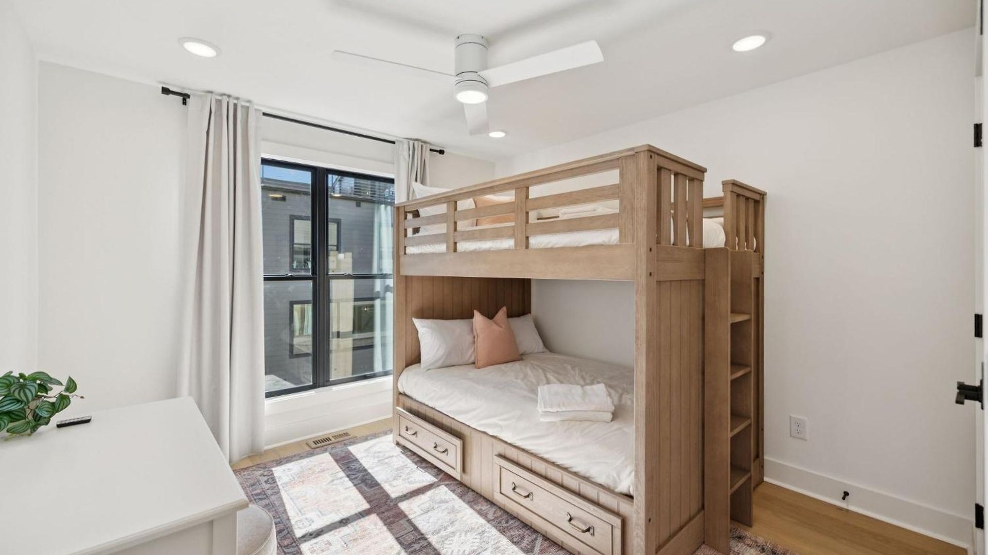 Getaway Rooftop Views & Modern Comfort Apartment Nashville