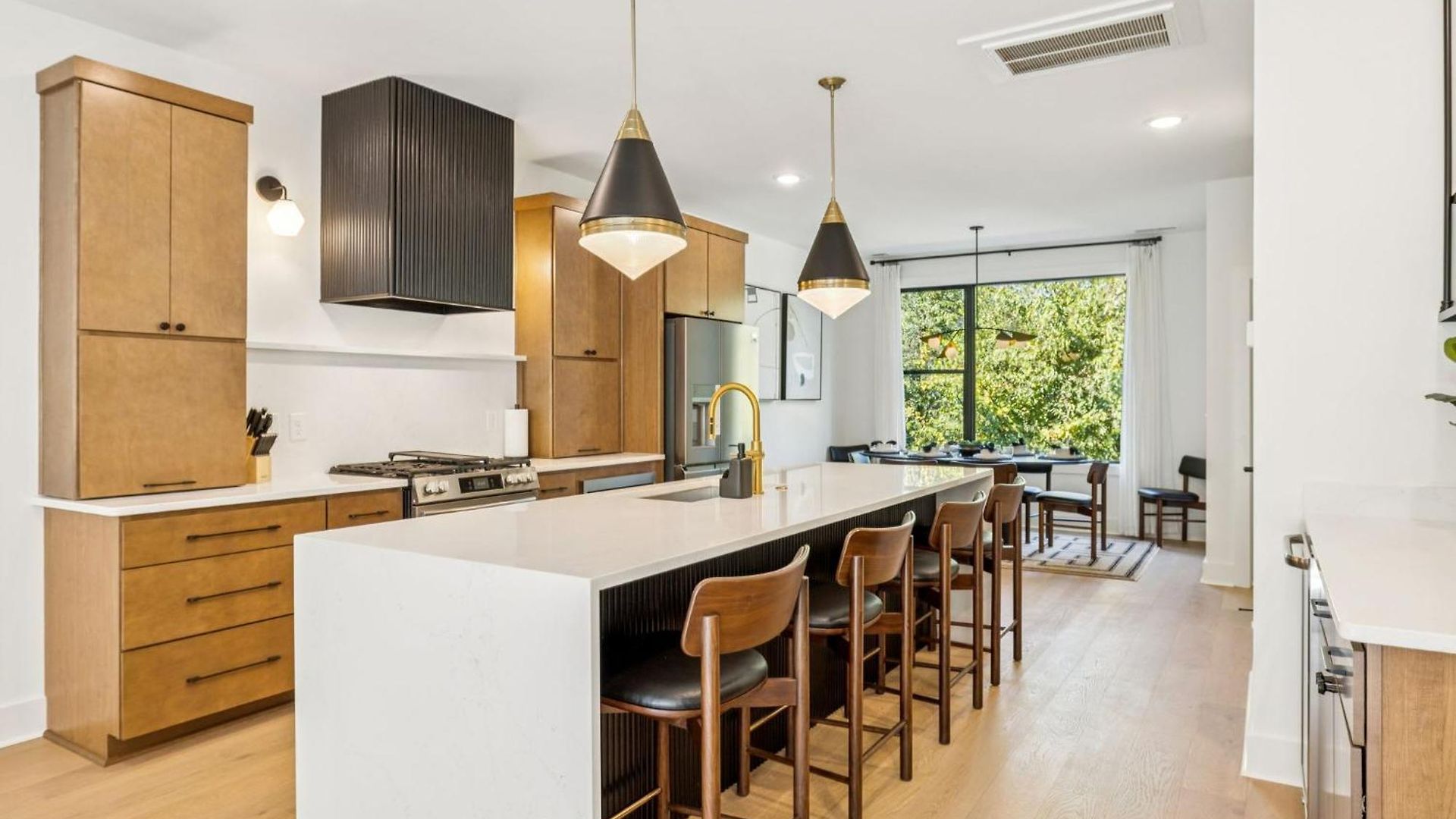 New Stylish Nash Townhouse W Hot Tub & Rooftop *