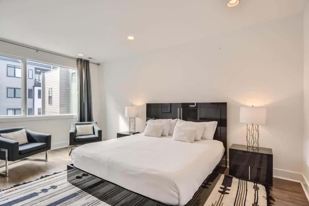 Apartment Gulch Downtown Skyline View *