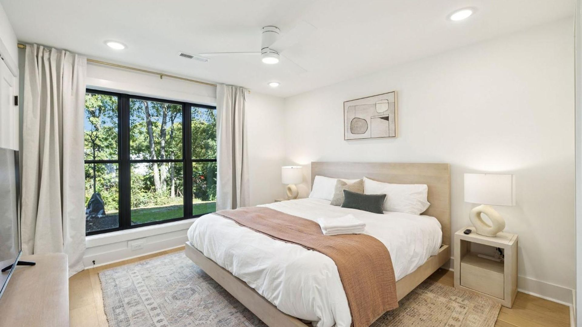 Getaway Rooftop Views & Modern Comfort
