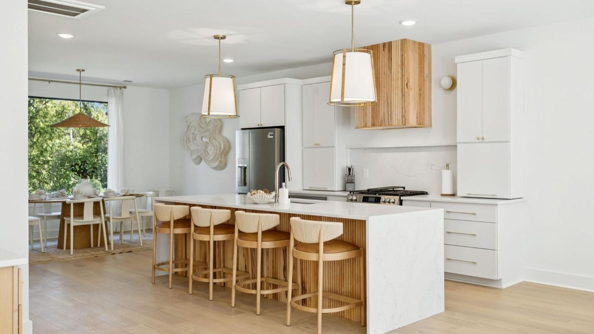 Apartment Getaway Rooftop Views & Modern Comfort
