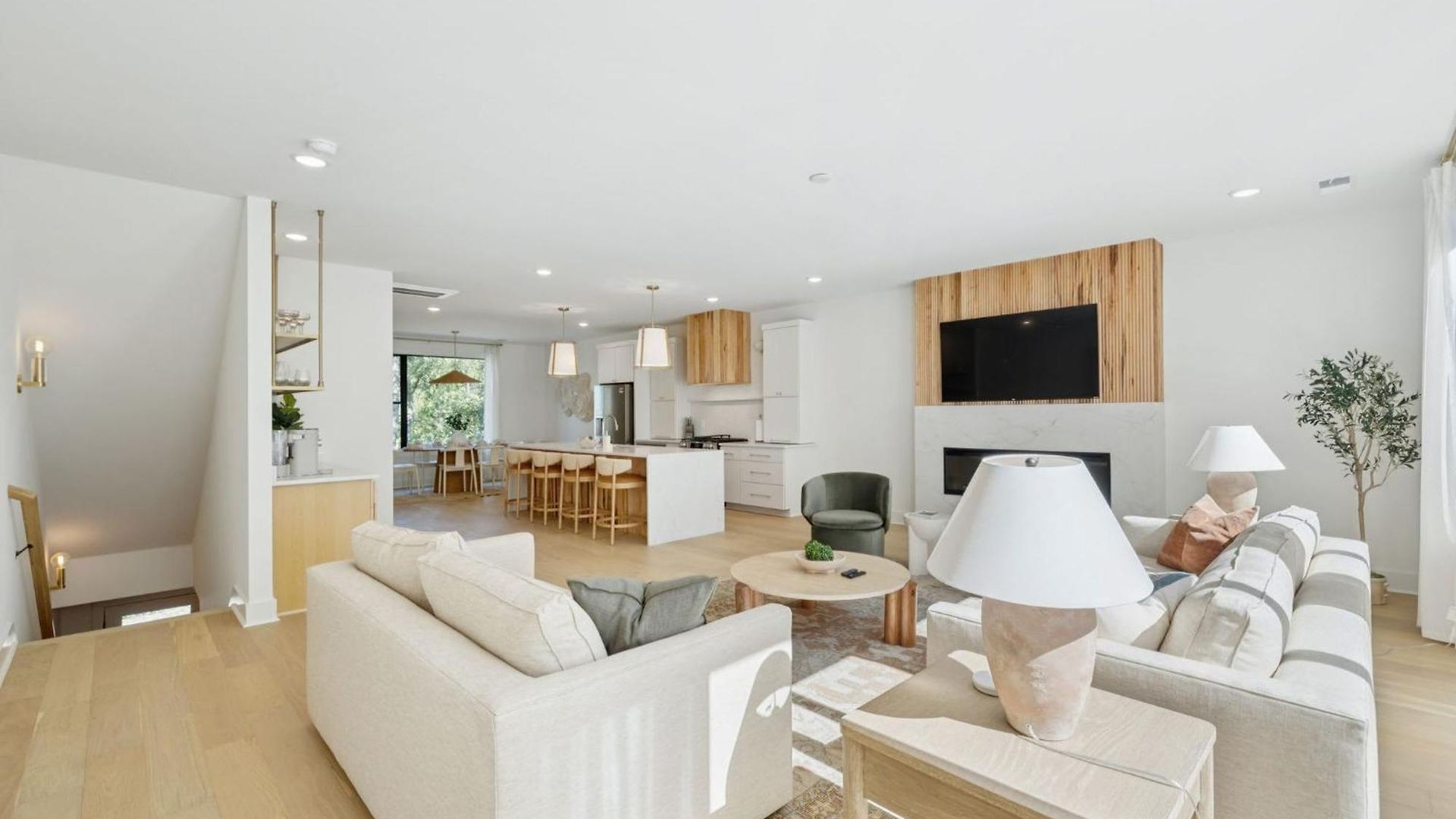 Apartment Getaway Rooftop Views & Modern Comfort