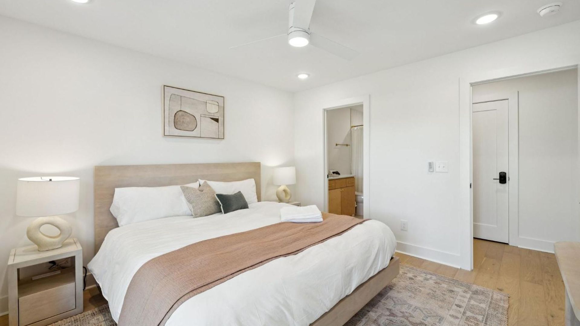 Getaway Rooftop Views & Modern Comfort