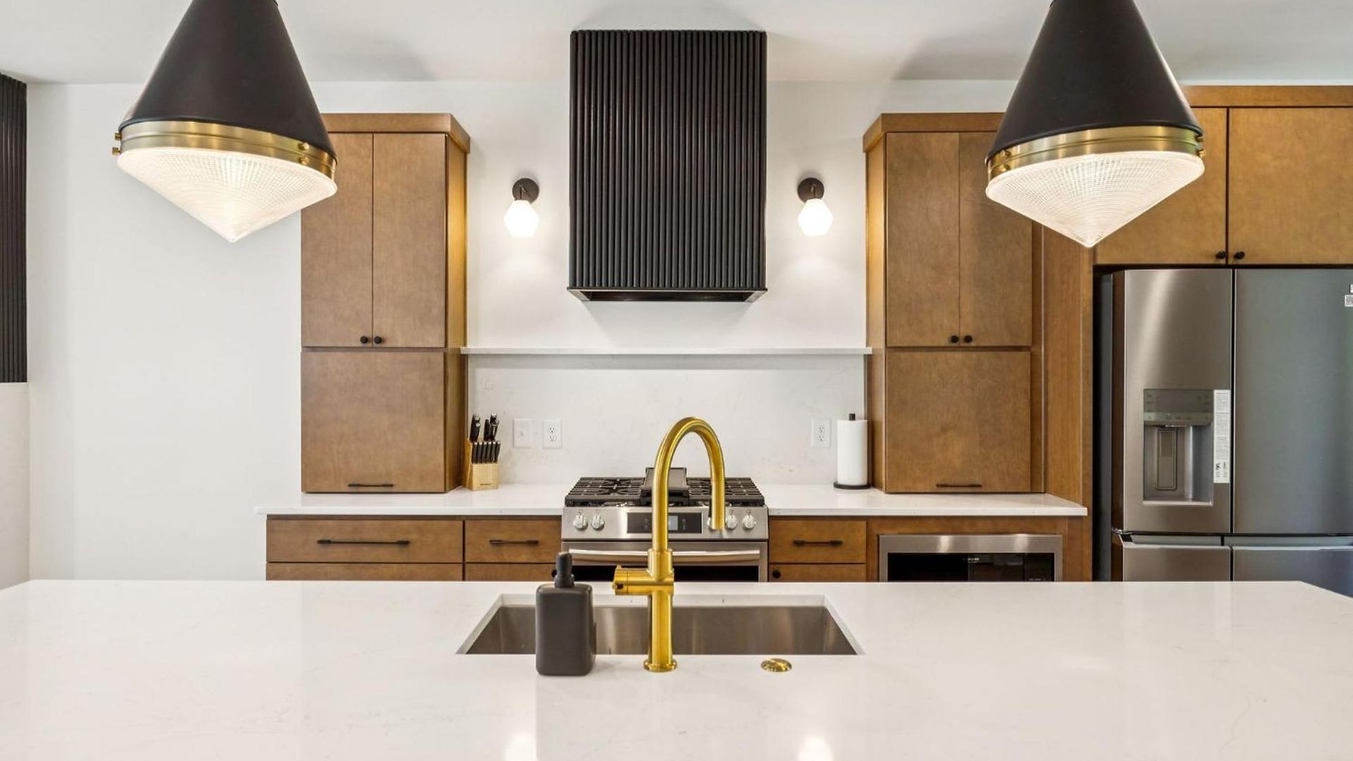 New Stylish Nash Townhouse W Hot Tub & Rooftop *