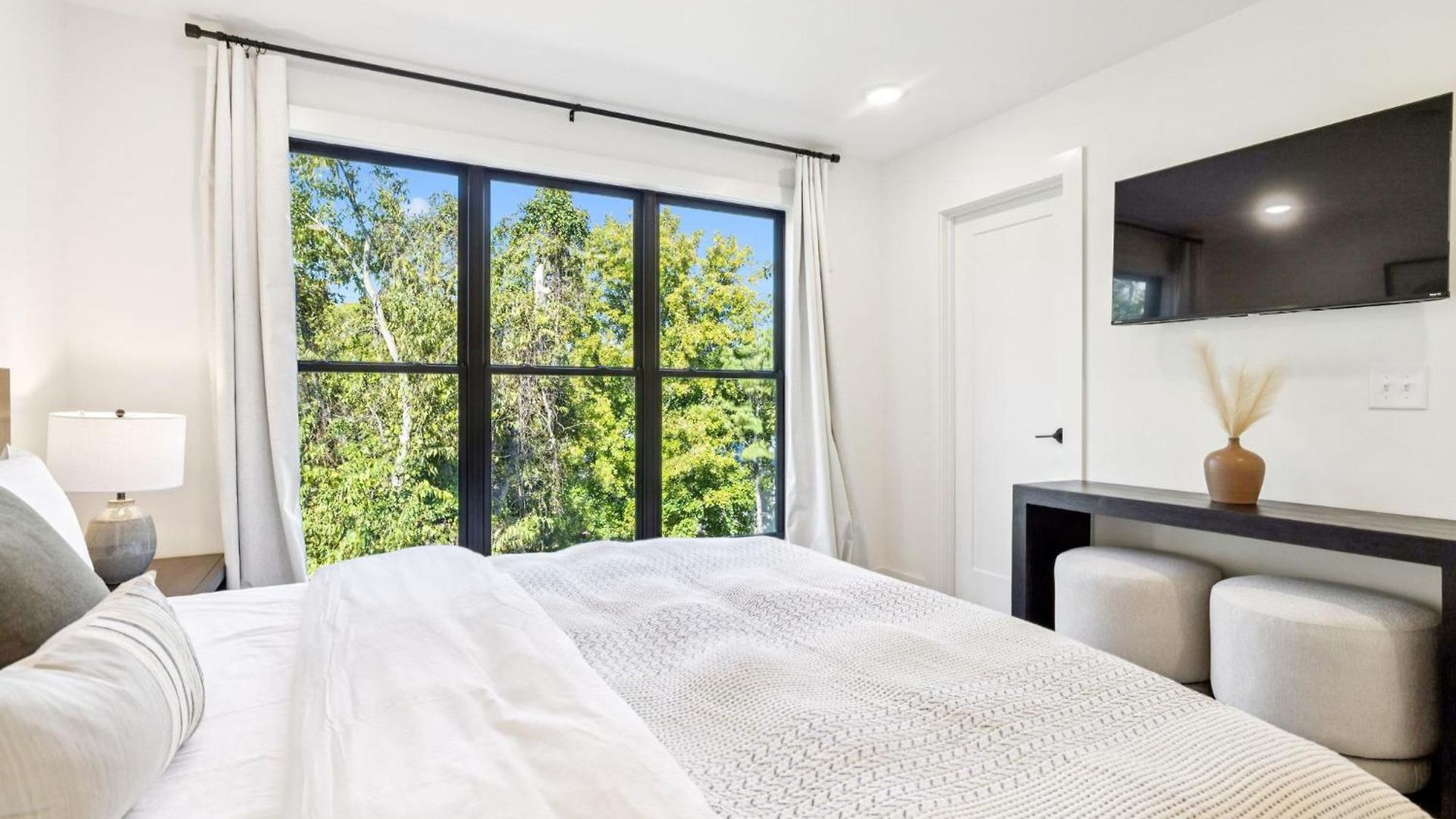 New Stylish Nash Townhouse W Hot Tub & Rooftop * Nashville