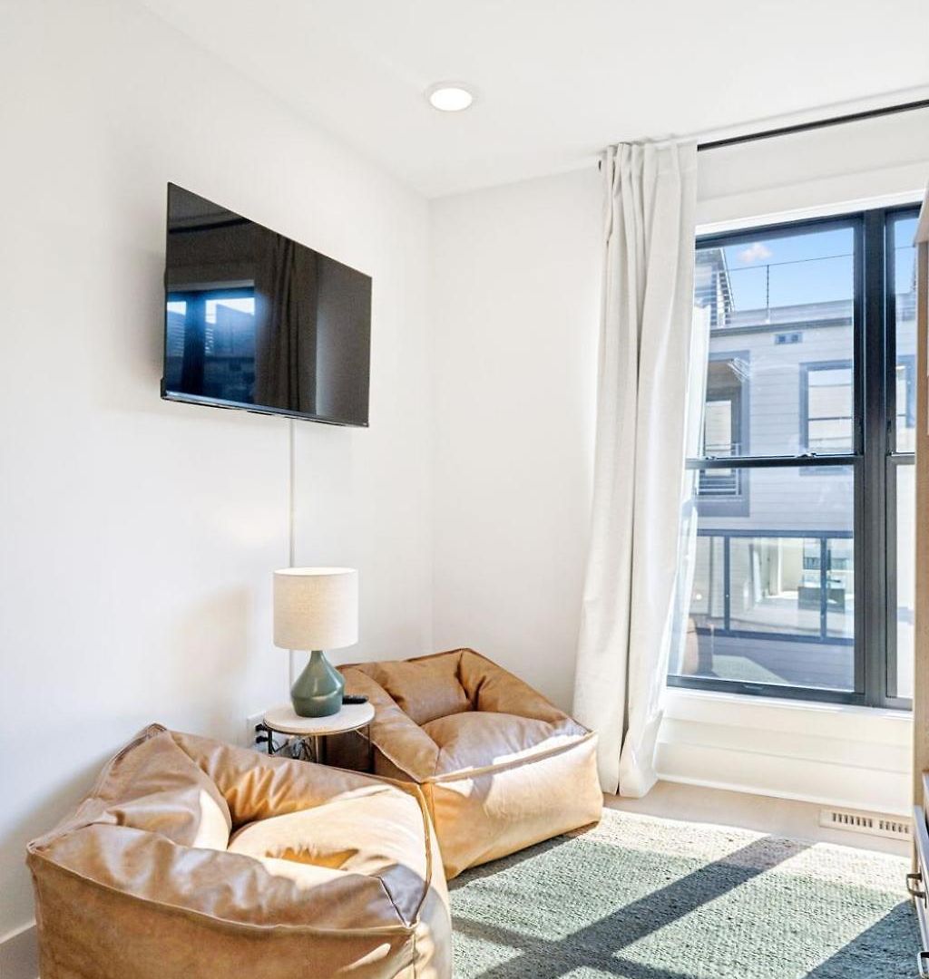 New Stylish Nash Townhouse W Hot Tub & Rooftop *