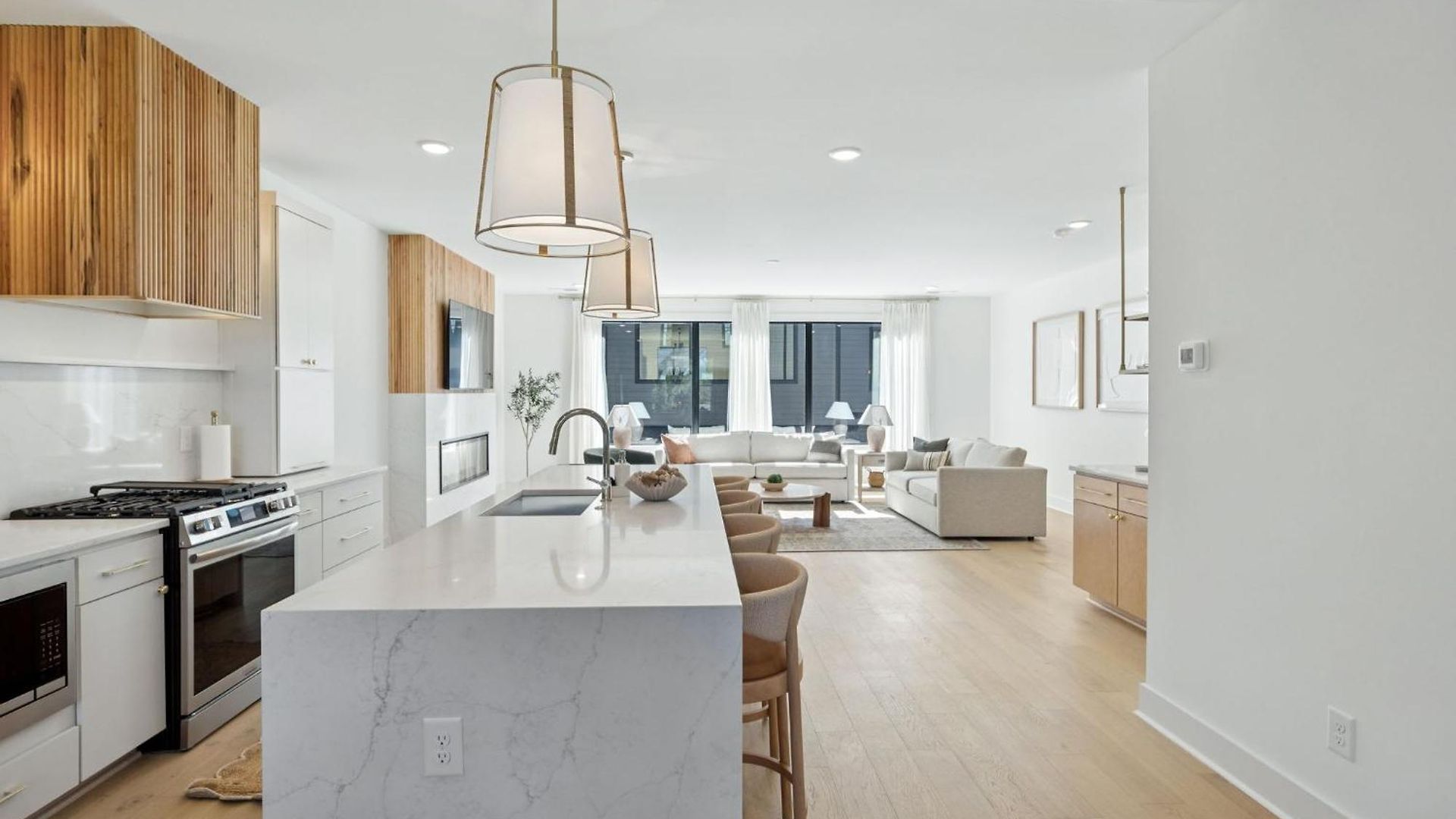 Getaway Rooftop Views & Modern Comfort *
