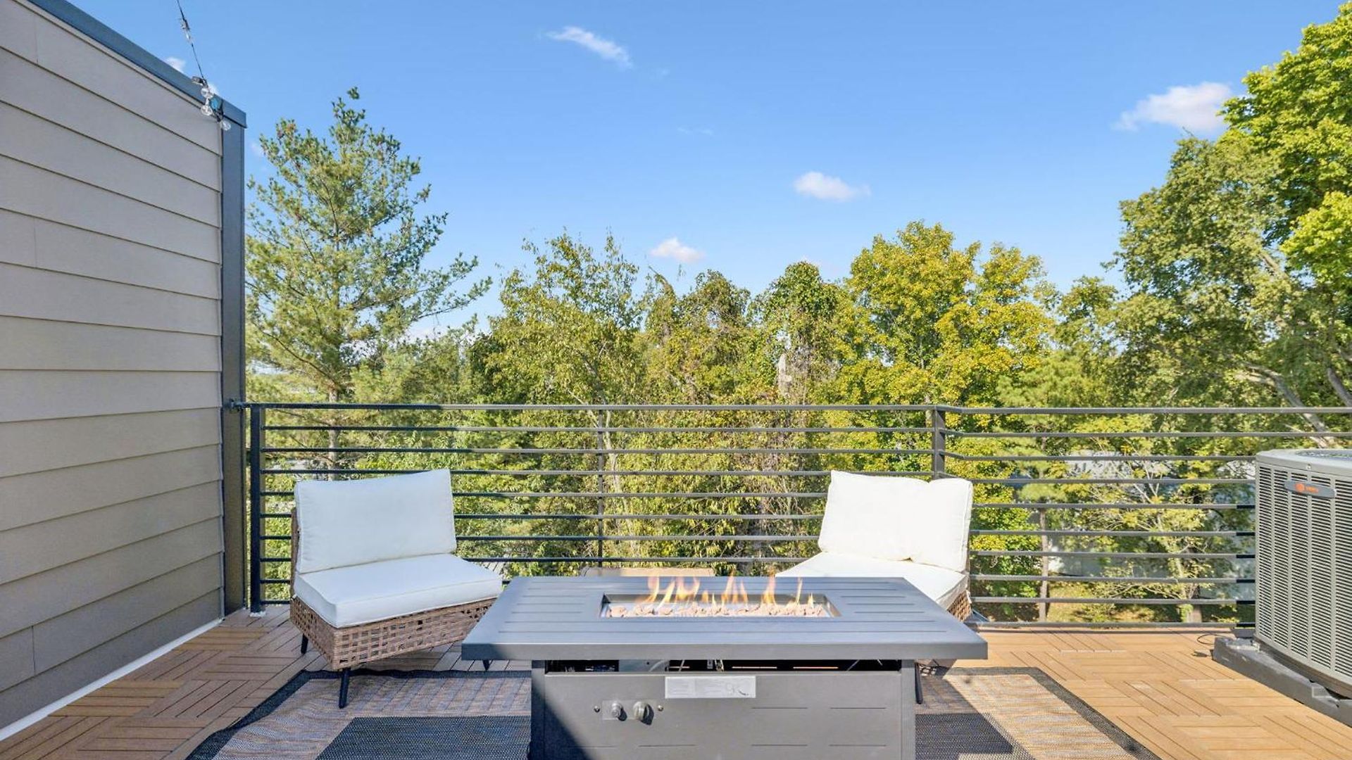 New Stylish Nash Townhouse W Hot Tub & Rooftop Apartment