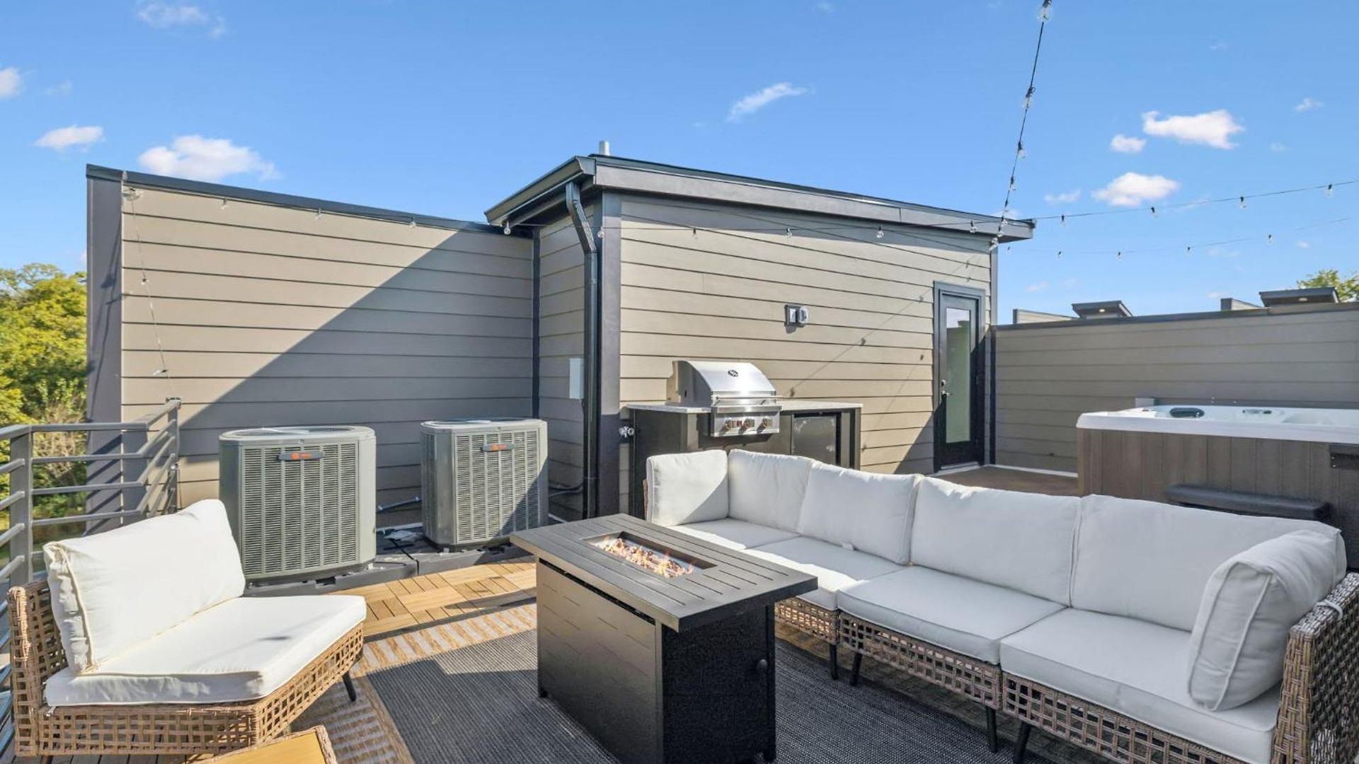 New Stylish Nash Townhouse W Hot Tub & Rooftop *