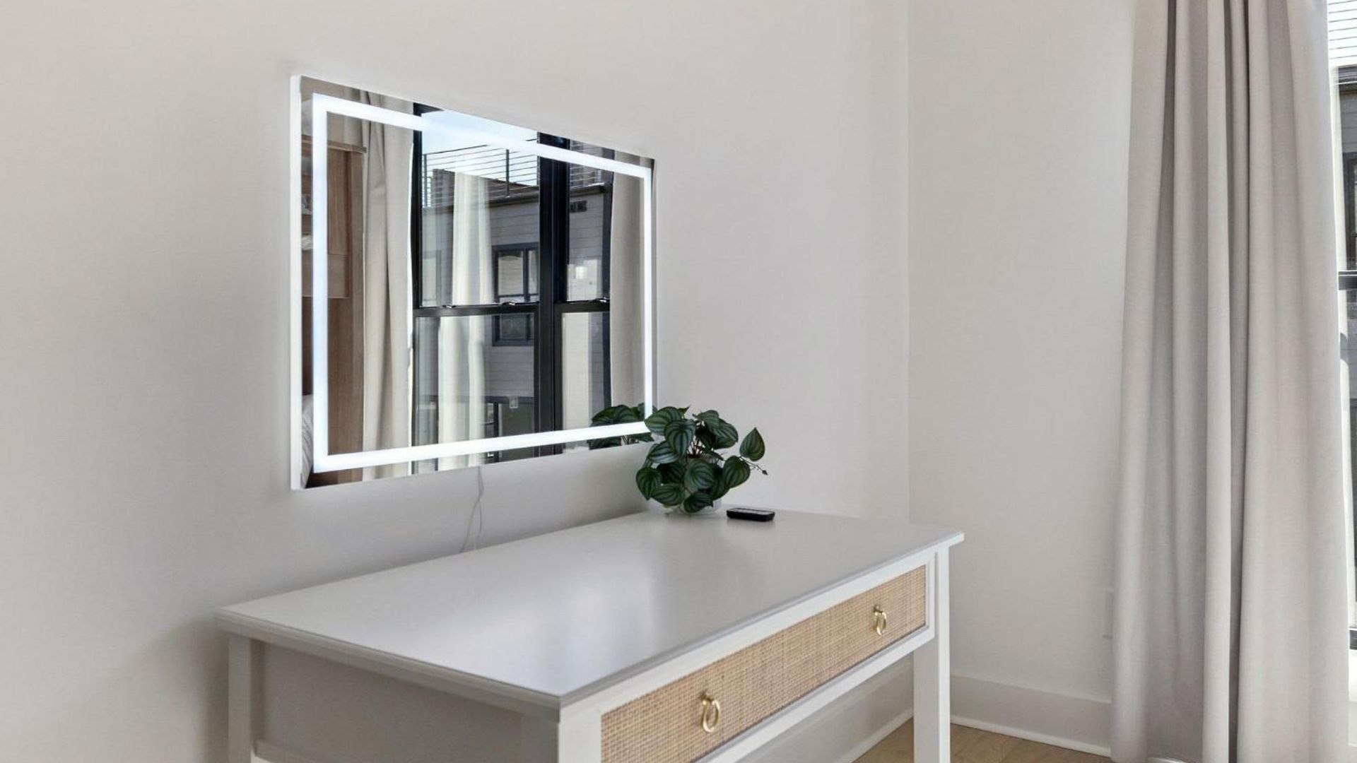 Getaway Rooftop Views & Modern Comfort Apartment