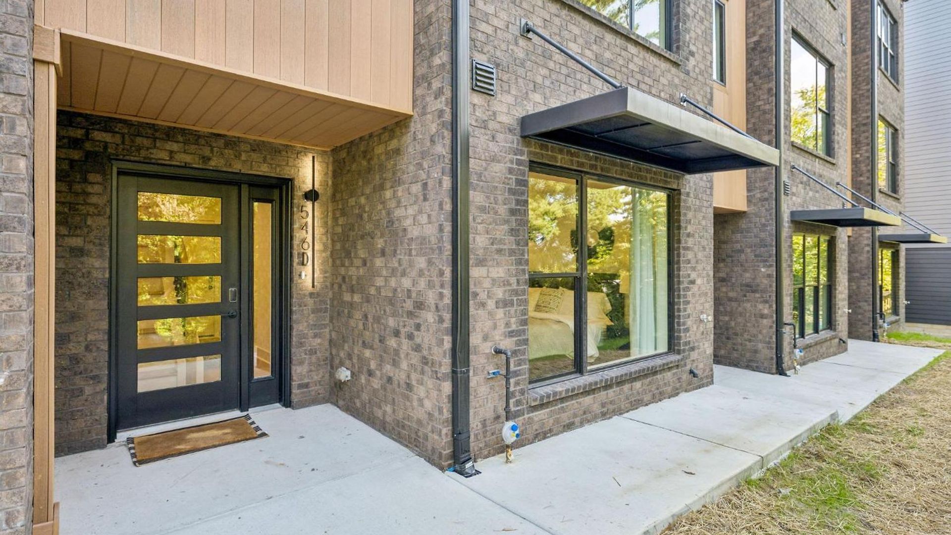 New Stylish Nash Townhouse W Hot Tub & Rooftop Apartment