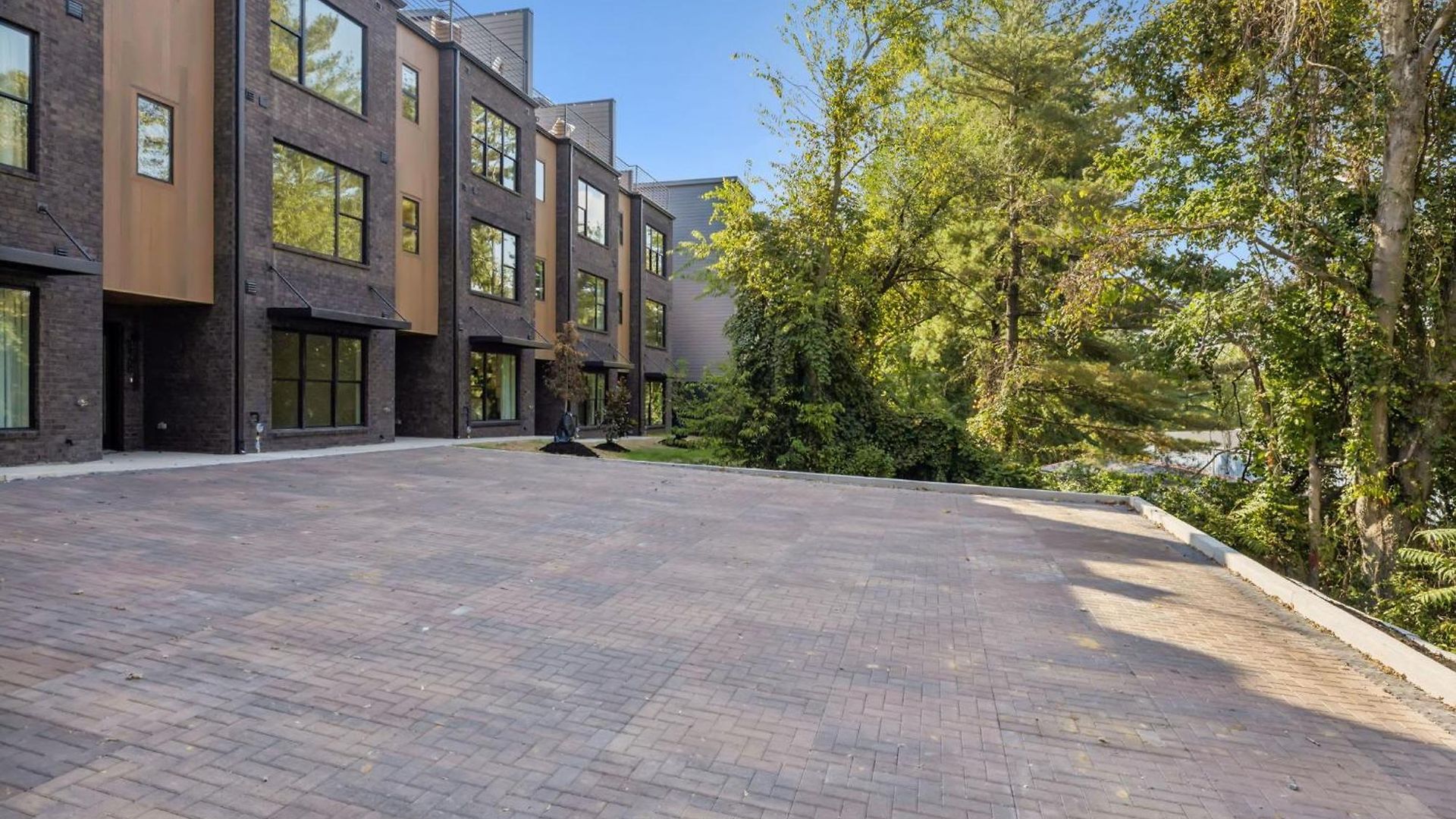 New Stylish Nash Townhouse W Hot Tub & Rooftop *