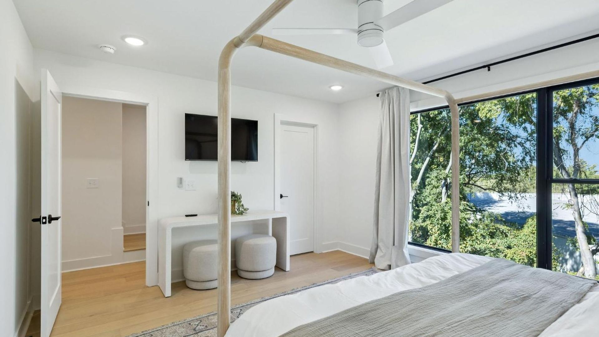 Apartment Getaway Rooftop Views & Modern Comfort