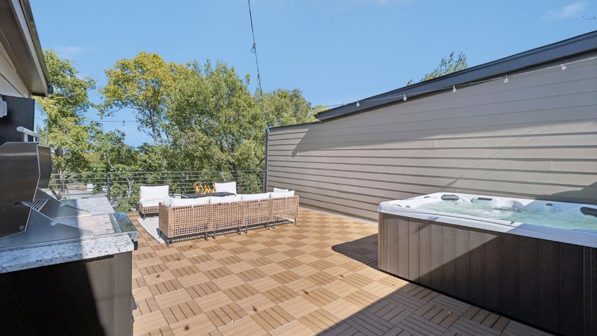 Getaway Rooftop Views & Modern Comfort Apartment *