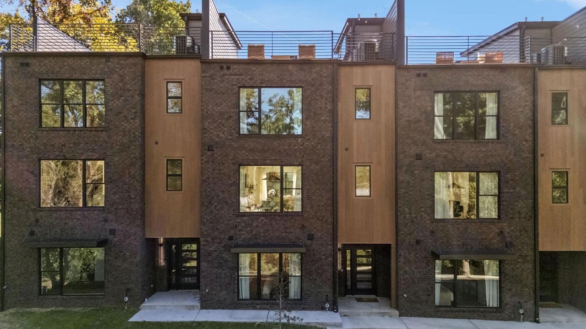 Getaway Rooftop Views & Modern Comfort