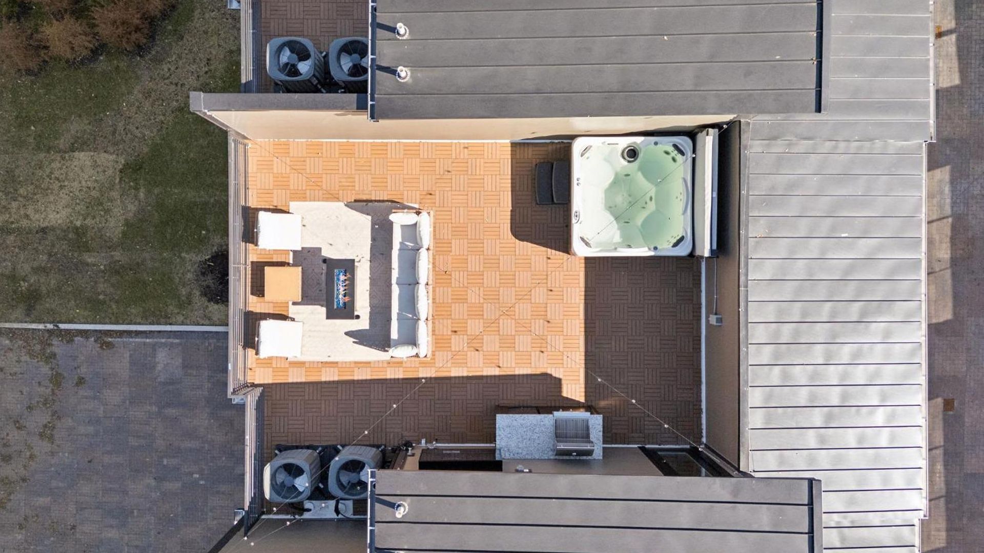 Getaway Rooftop Views & Modern Comfort
