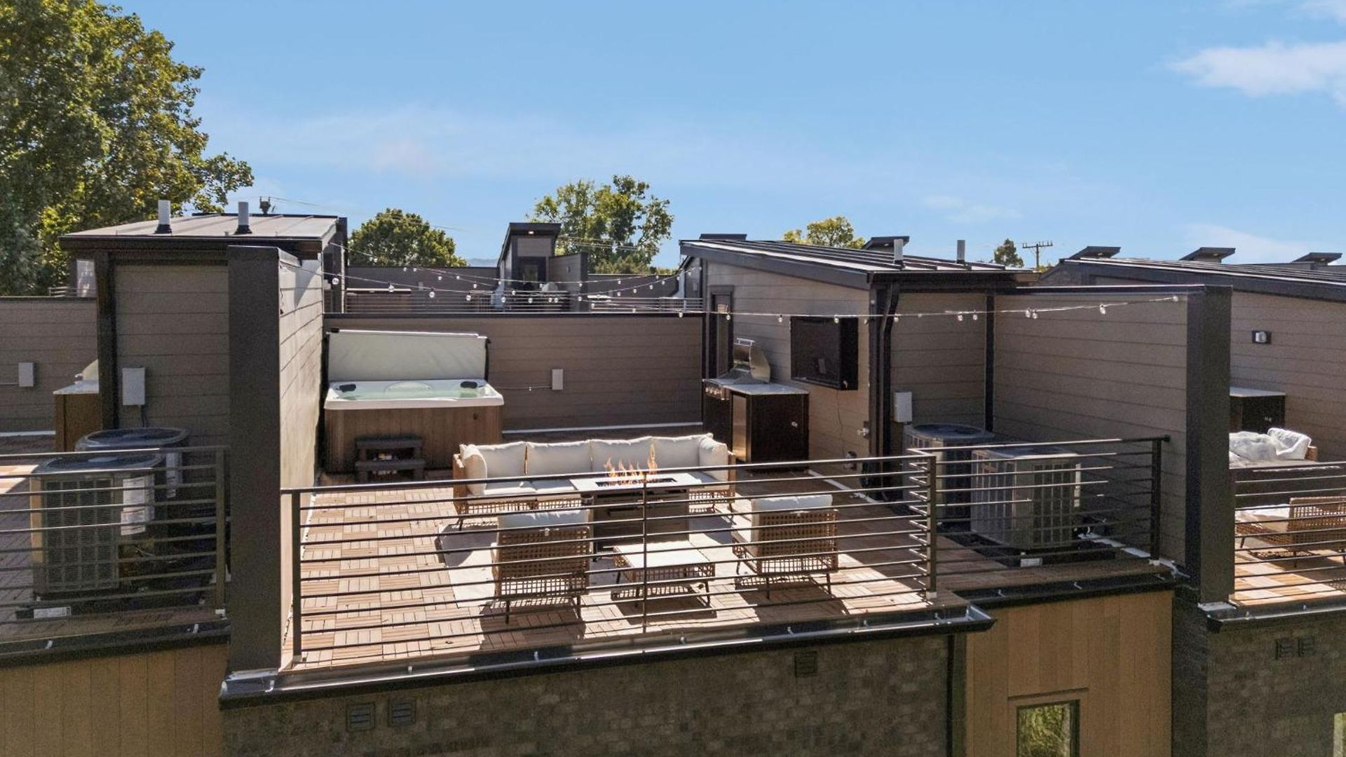 Apartment Getaway Rooftop Views & Modern Comfort