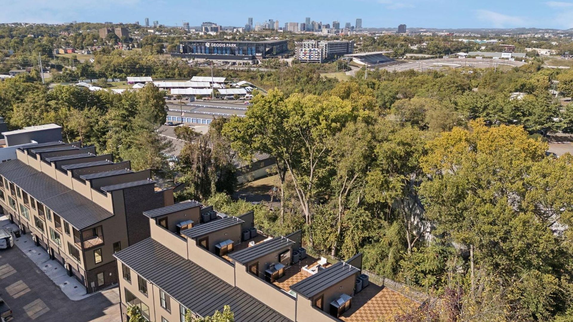 Apartment Getaway Rooftop Views & Modern Comfort