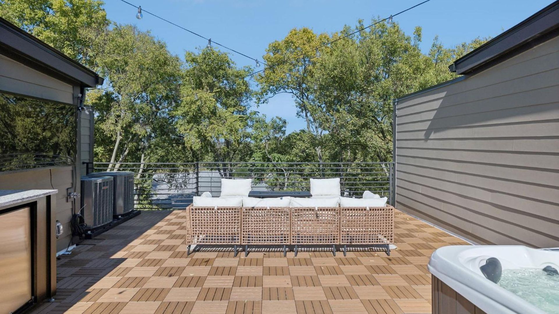 Apartment Getaway Rooftop Views & Modern Comfort