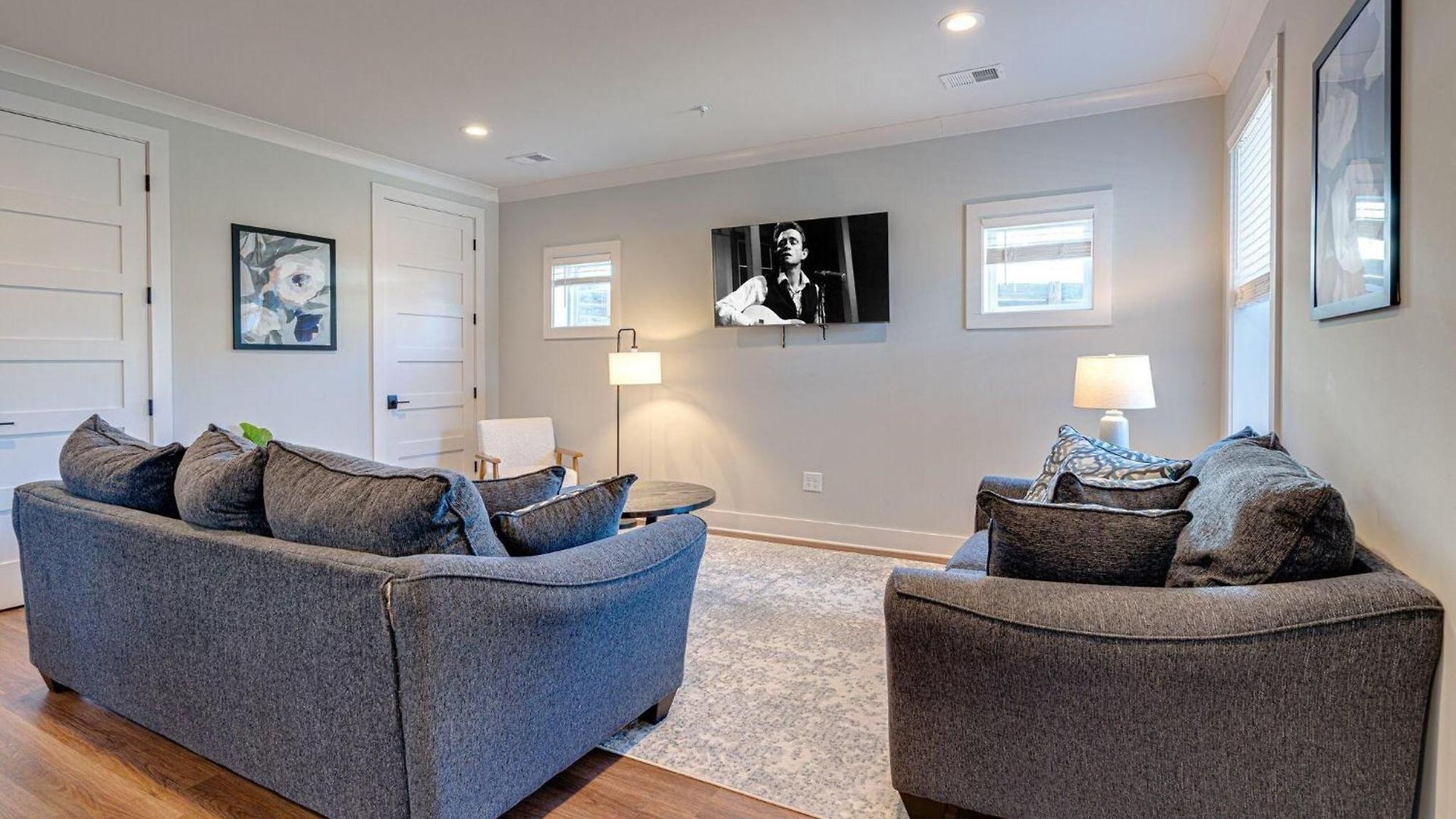 Mesmerize Melrose - 5 Mins To Broadway - Rooftop Deck Holiday home *
