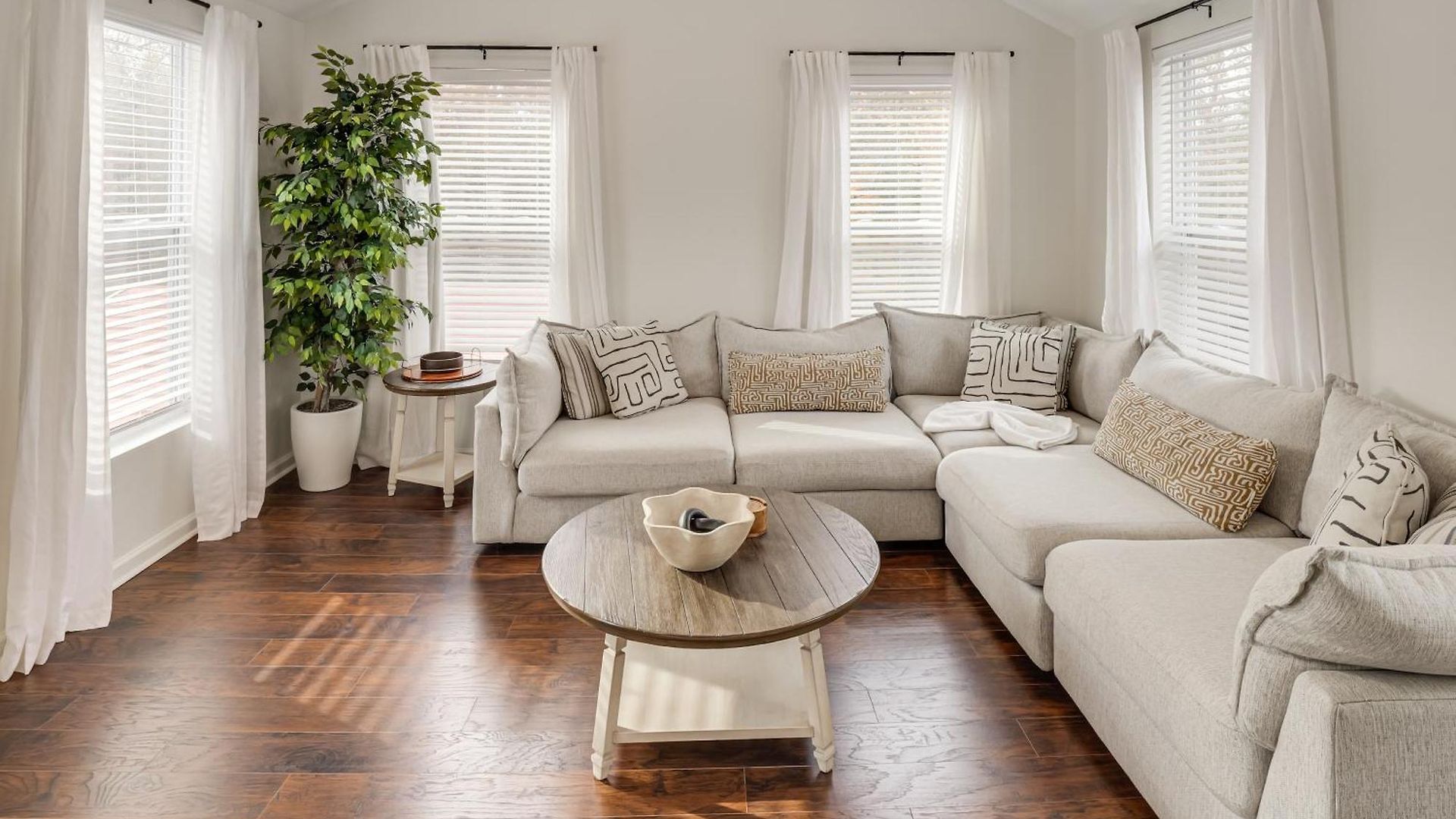 Backyard Retreat! Extended In Holiday home *
