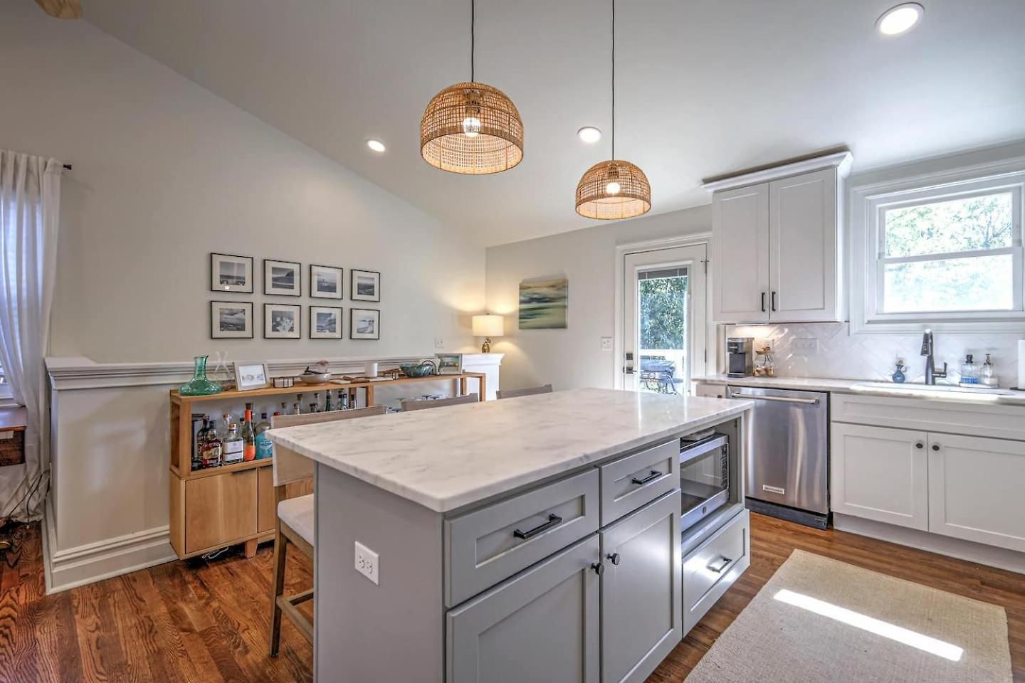 Dream Sylvan Park 4 Bed 3 Bath, Lush Outdoor Area Holiday home *