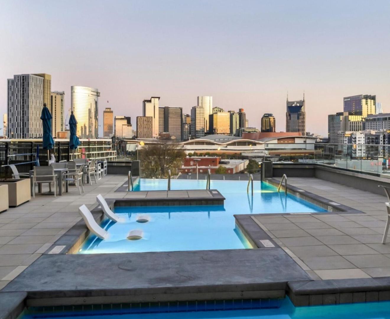 Apartment Posh Castle Pool Gym Parking