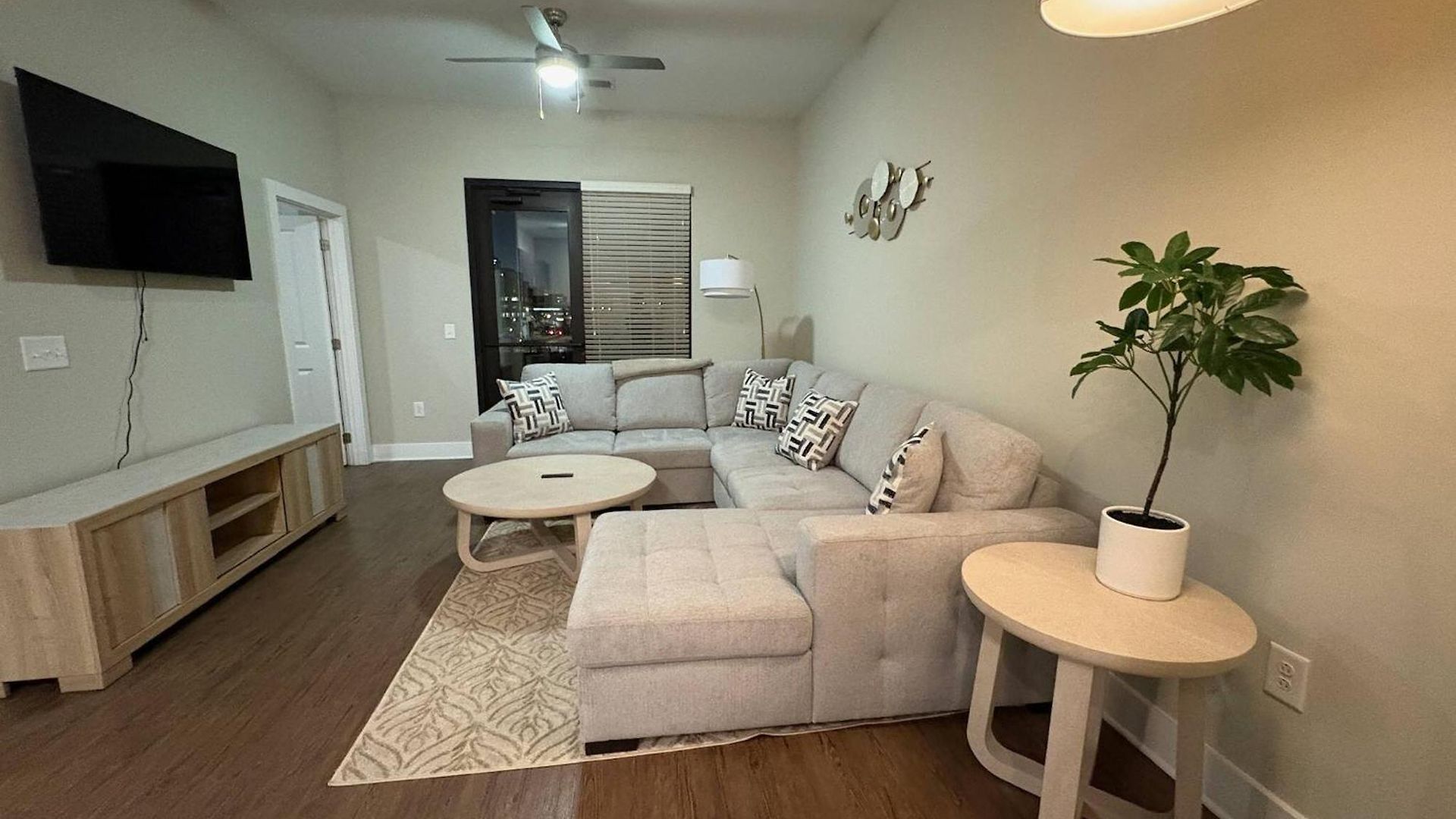 Apartment The Nash Luxe, Pool, Gym, Nightlife! *
