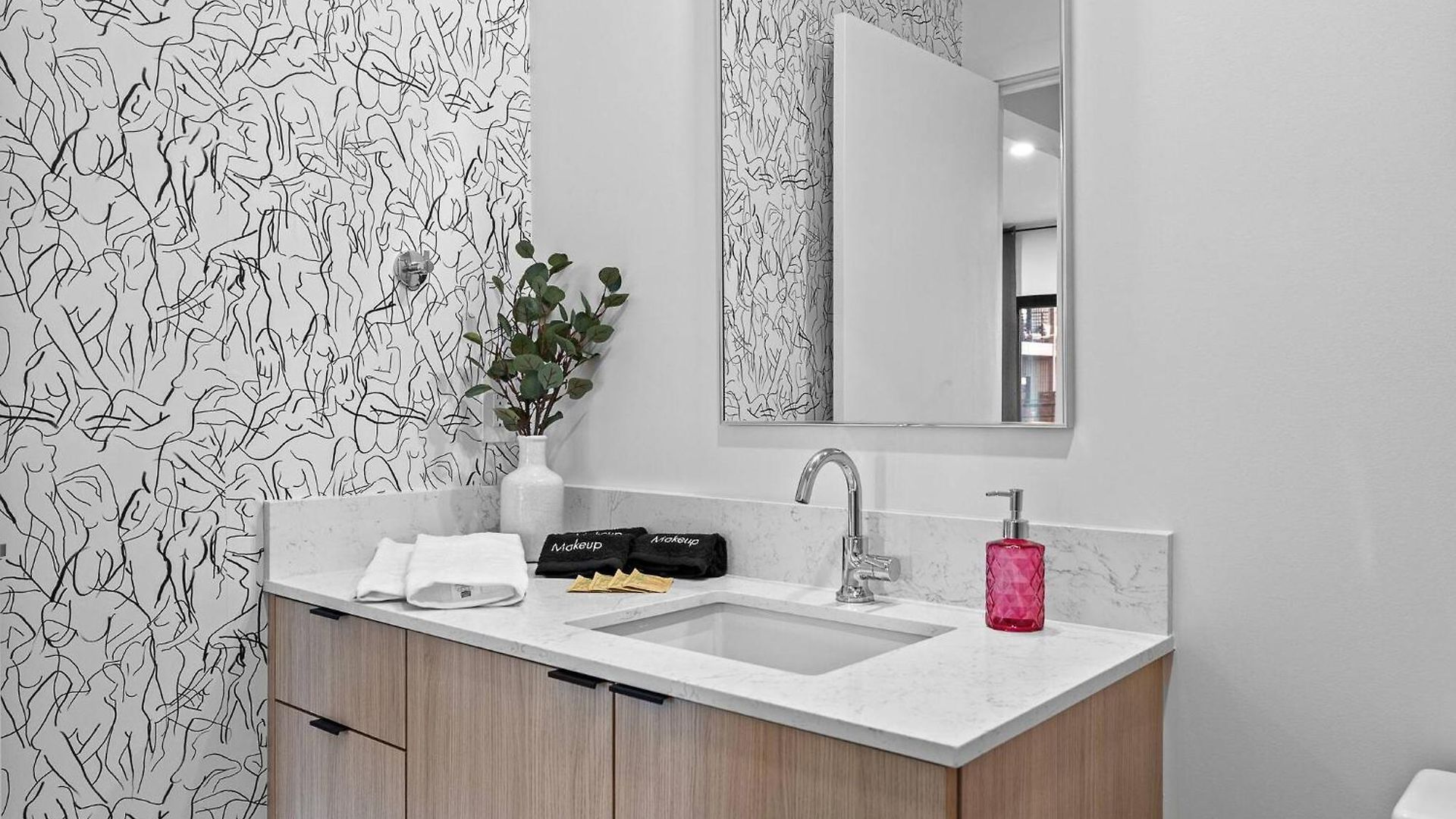 Apartment Walk To Broadway- Pool & Cabanas-luxury *