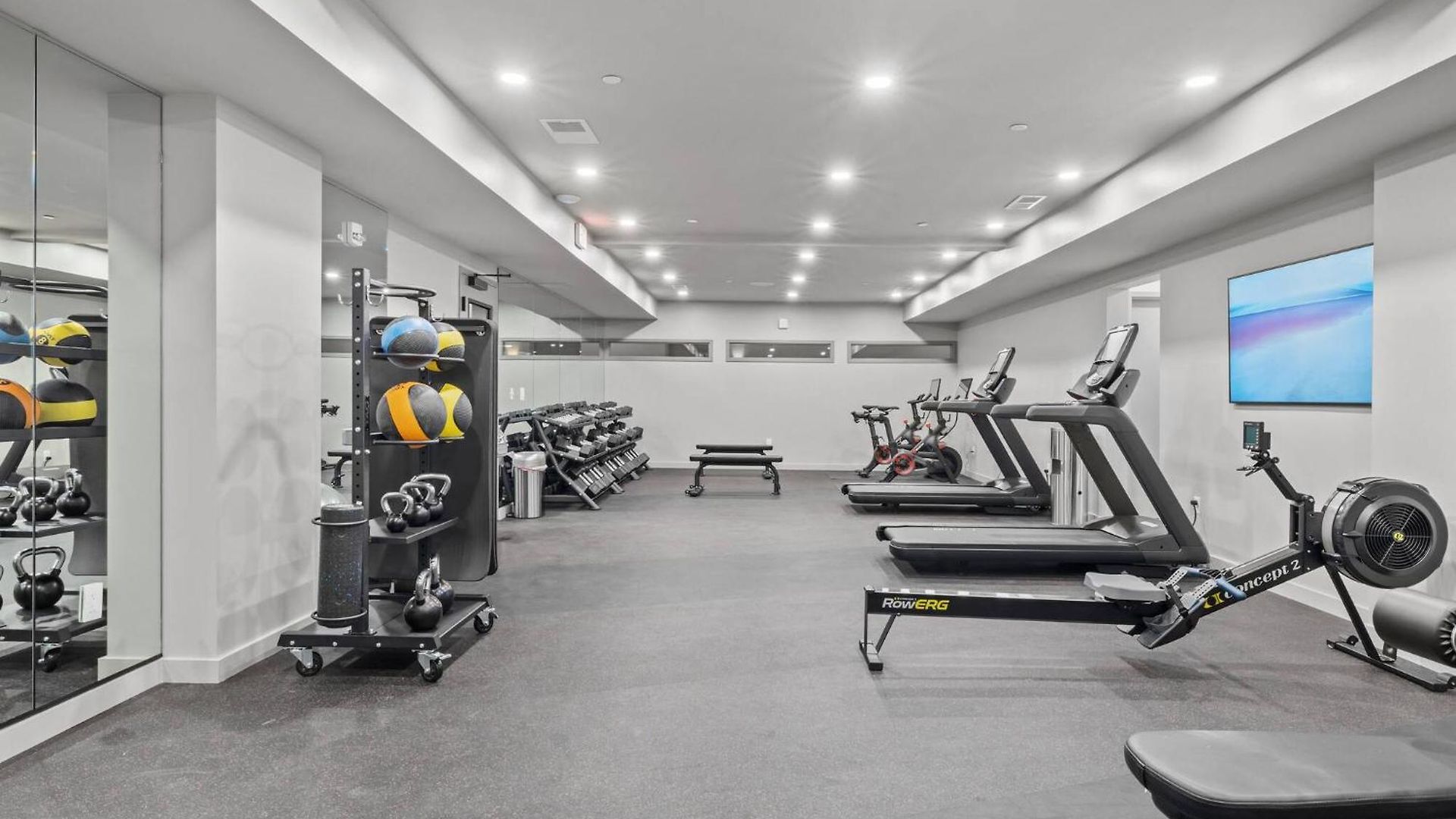 Walk To Broadway- Pool & Cabanas-luxury Apartment *