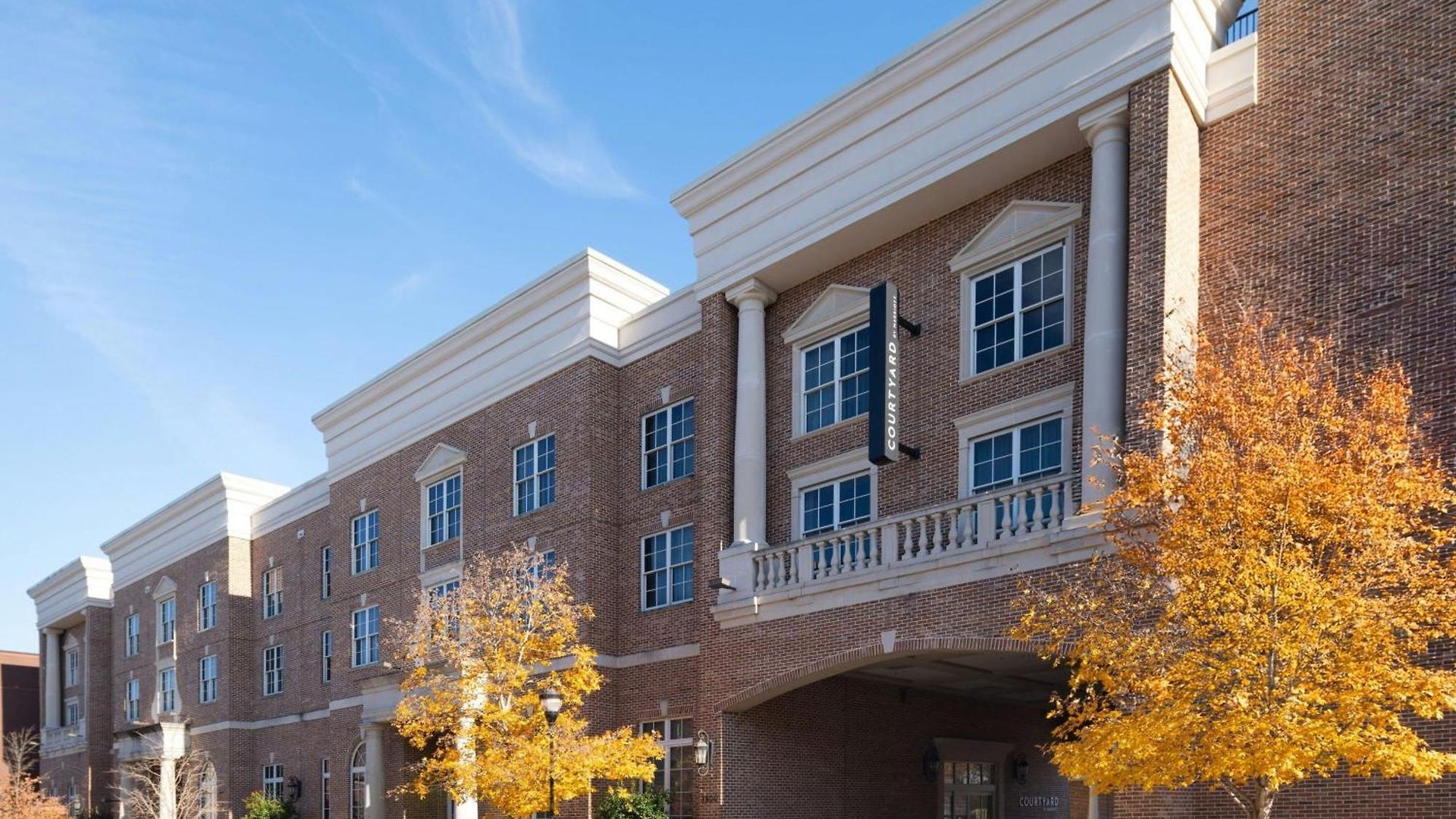 Hotel Courtyard By Marriott Hills 3*