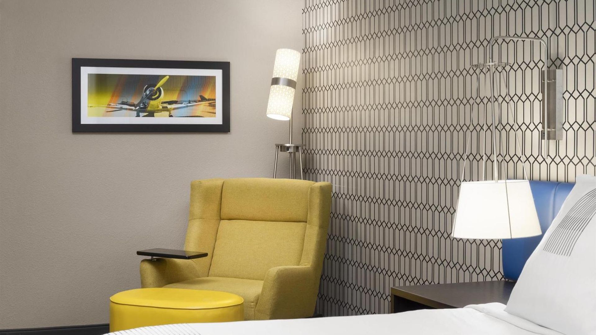 Hotel Glo Western Airport 3*