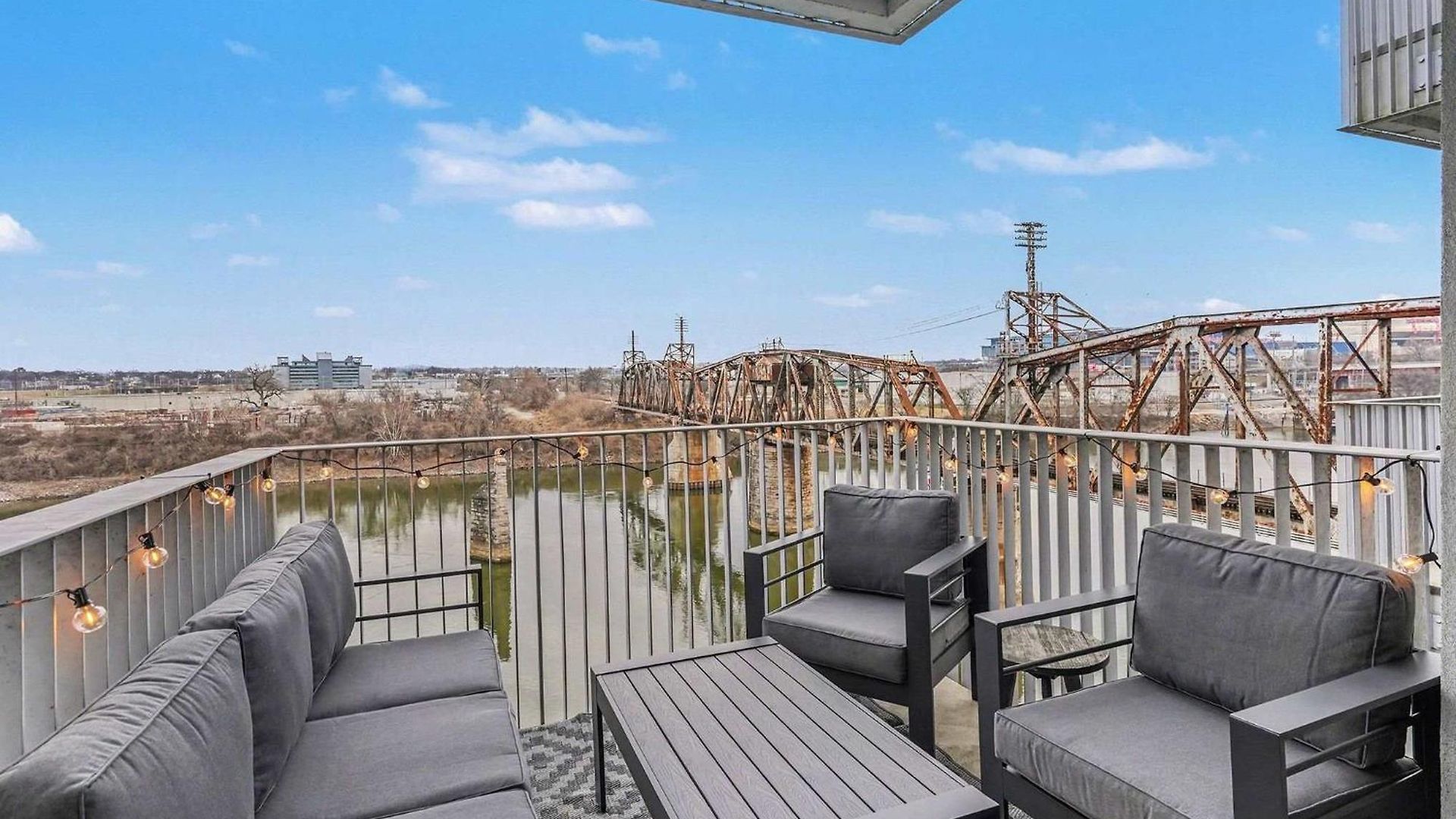 Holiday home Modern 2 Bdr W River View Balcony Walk To Dt Nashville