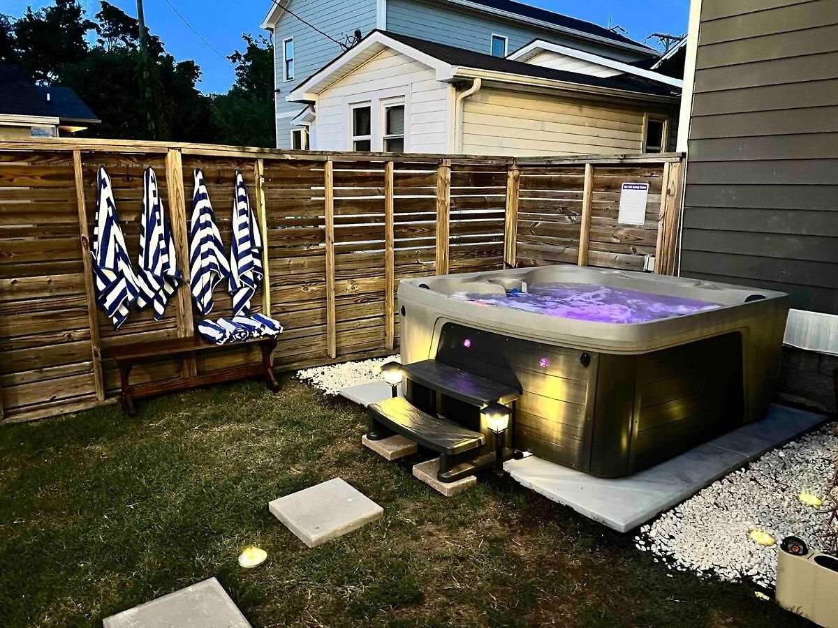 Speakeasy Game Room, Hot Tub, Fire Pit, King Bed - Close To Downtown Holiday home Nashville