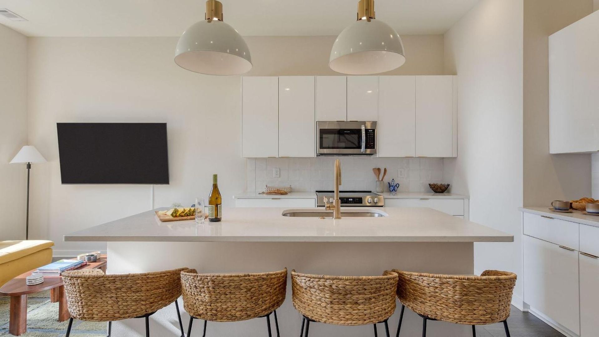 Holiday home Minutes To Broadway Chic Newly Built 4bdr W Balcony 98 Degrees By Avantstay *