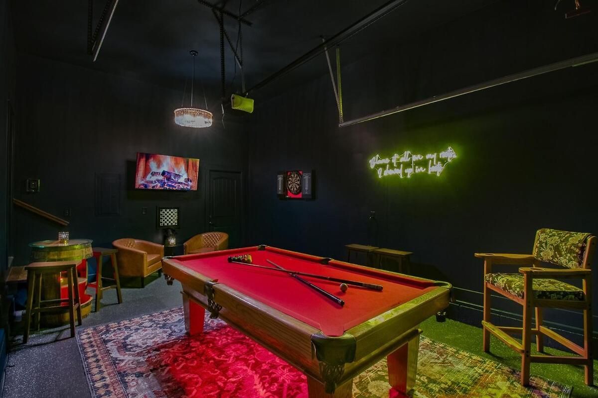 Speakeasy Game Room, Hot Tub, Fire Pit, King Bed - Close To Downtown Holiday home *