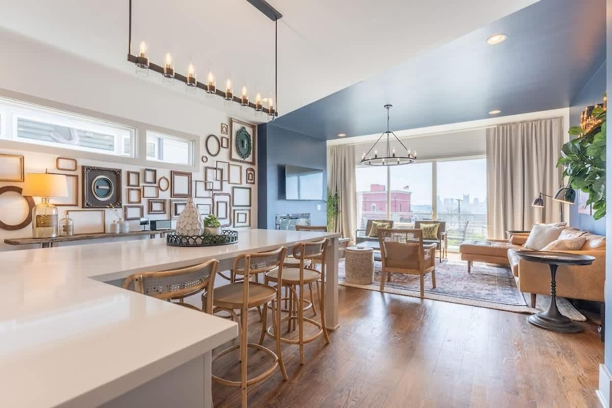 The Broadway Lounge By Local Holiday home