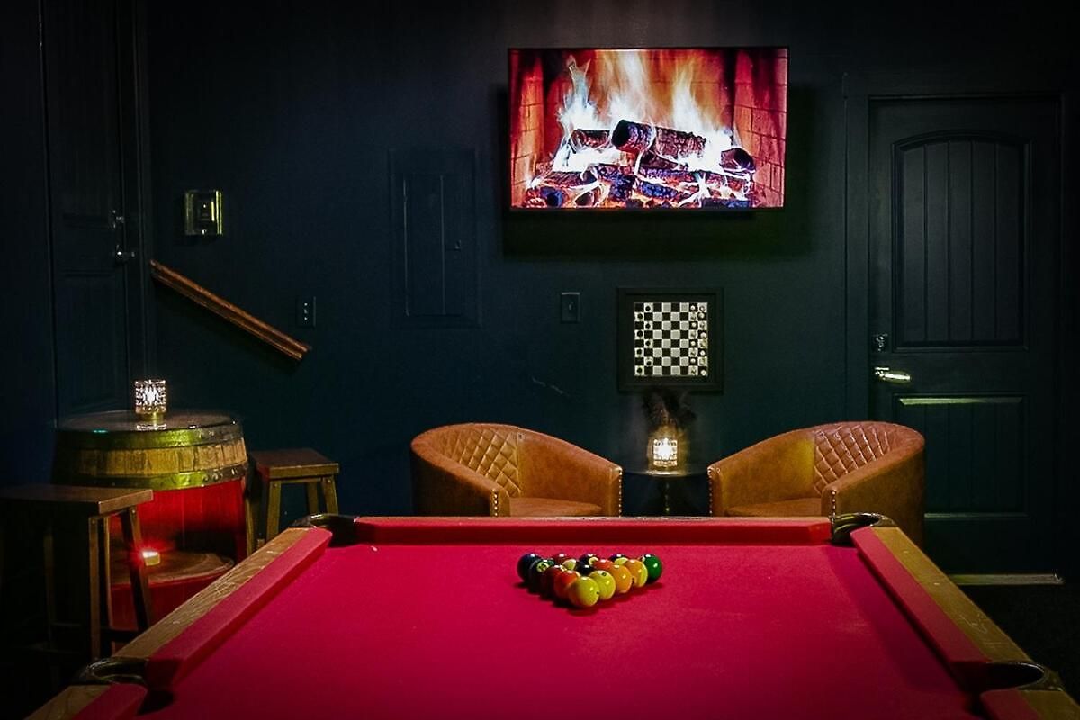 Holiday home Speakeasy Game Room, Hot Tub, Fire Pit, King Bed - Close To Downtown *