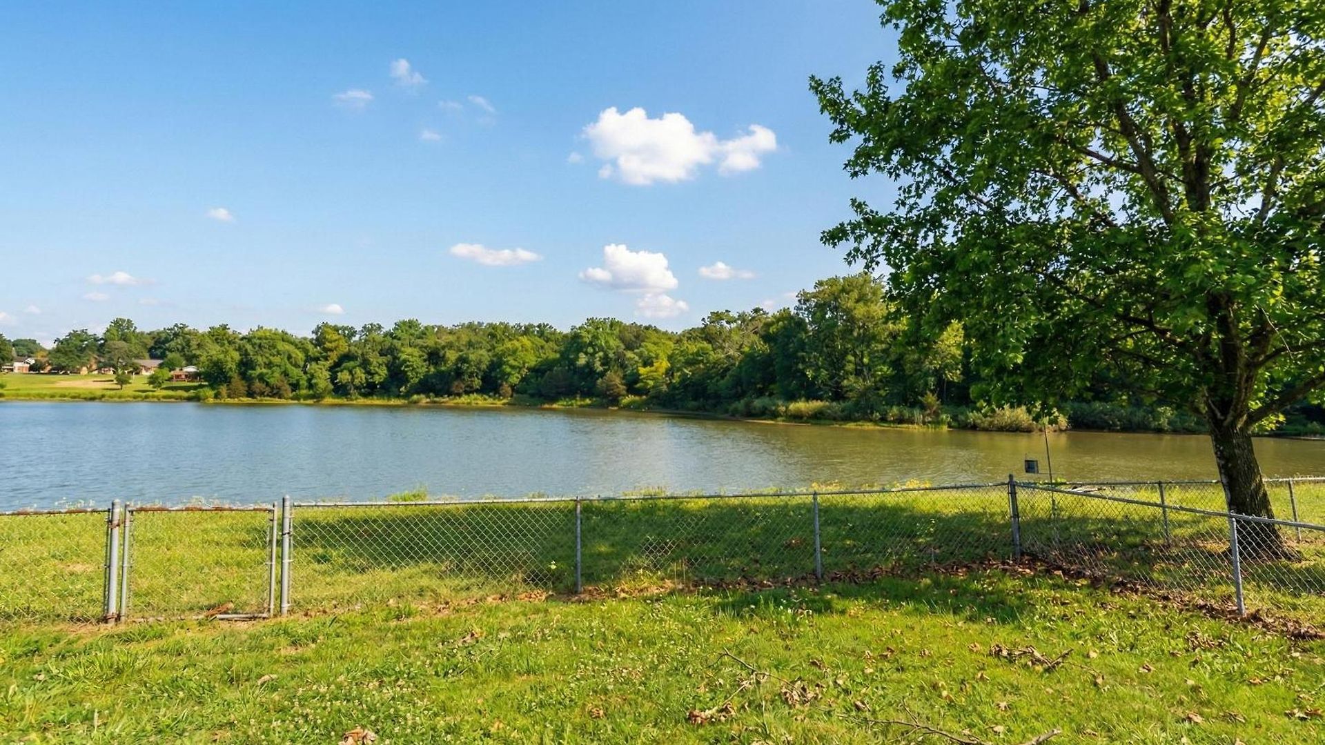 Holiday home 3br Lakefront In With Bbq & Hot Tub *