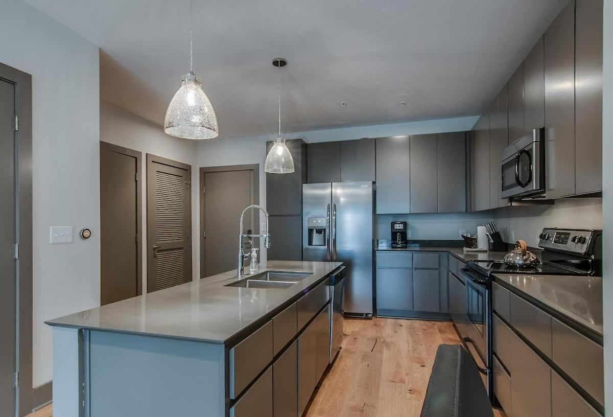 The Houston Flat - Monthly Furnished Rental! By Local *