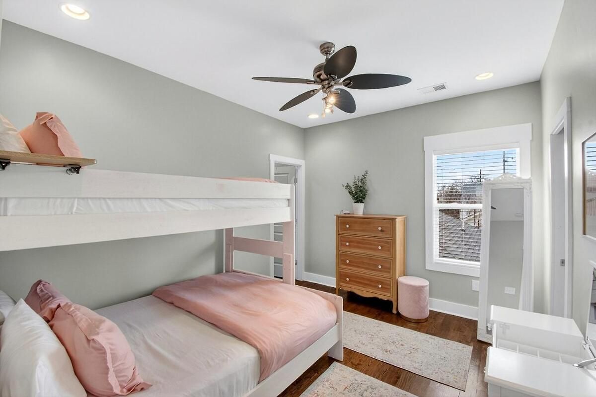 Speakeasy Game Room, Hot Tub, Fire Pit, King Bed - Close To Downtown