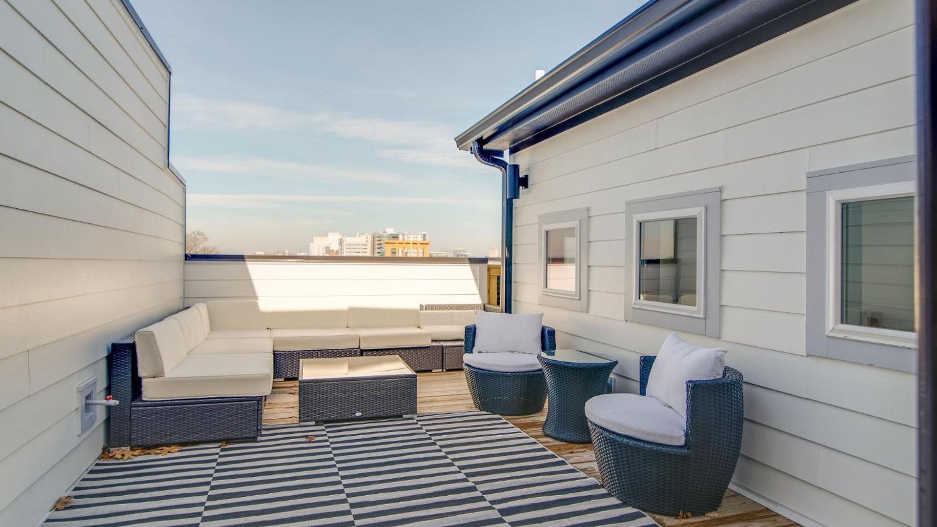 Hillsboro Village Retreat Garage Rooftop Deck Sleeps 12 Sophisticated Open Living & Gourmet Kitchen Smart Tvs Pet-friendly W Private Garage Walk To Vanderbilt Minutes To 12 South & Broadway 24 7 Hospitality Holiday home Nashville