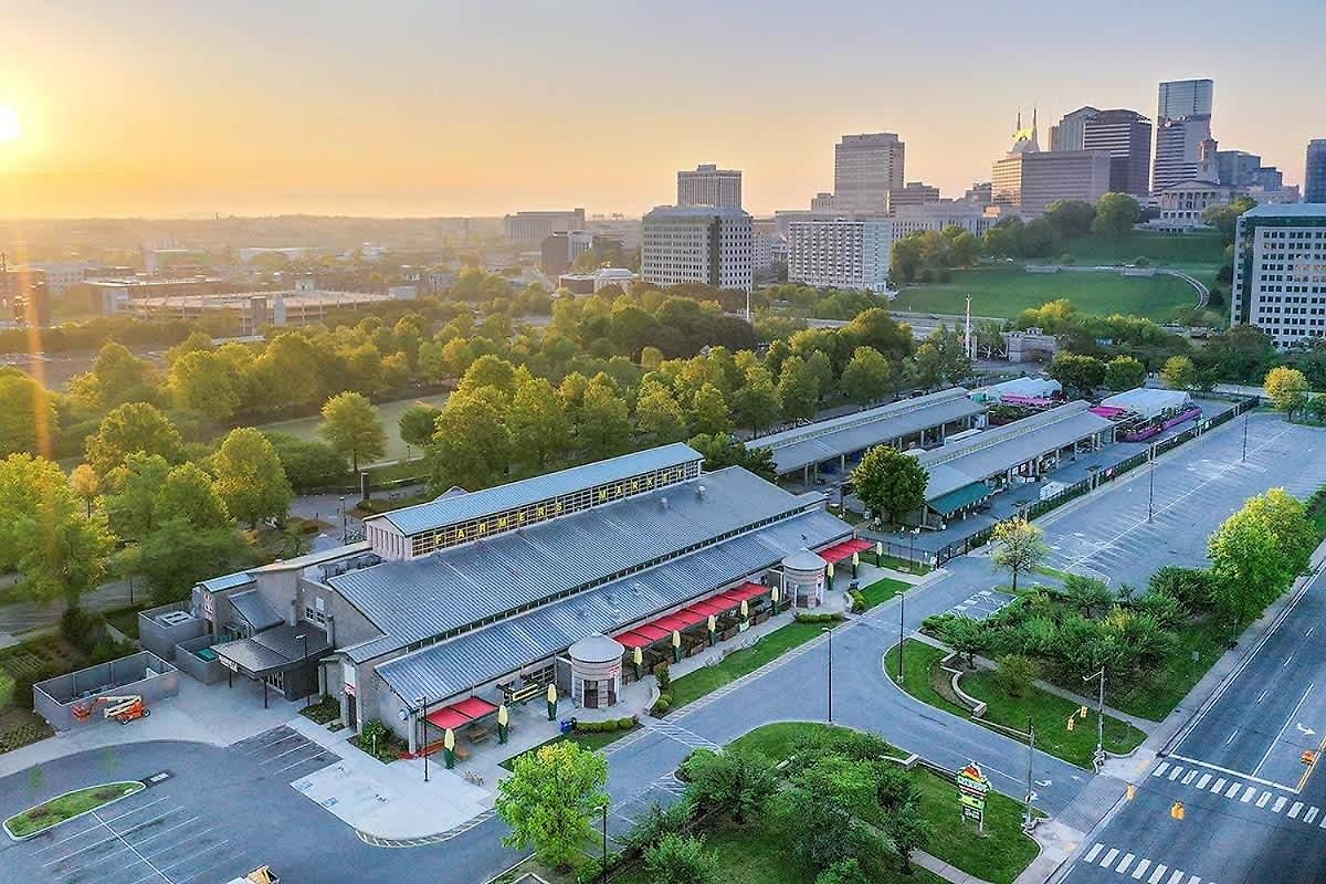 Gated Luxe With Rooftop, Bunk Room, & Parking, Sleeps 10 With King Suite, Queen & Custom Bunks, Gourmet Kitchen With Wine Fridge, Rooftop Patio, Dog Friendly, Dedicated Parking, Mins From Downtown And Broadway, 24 Hour Hospitality Holiday home