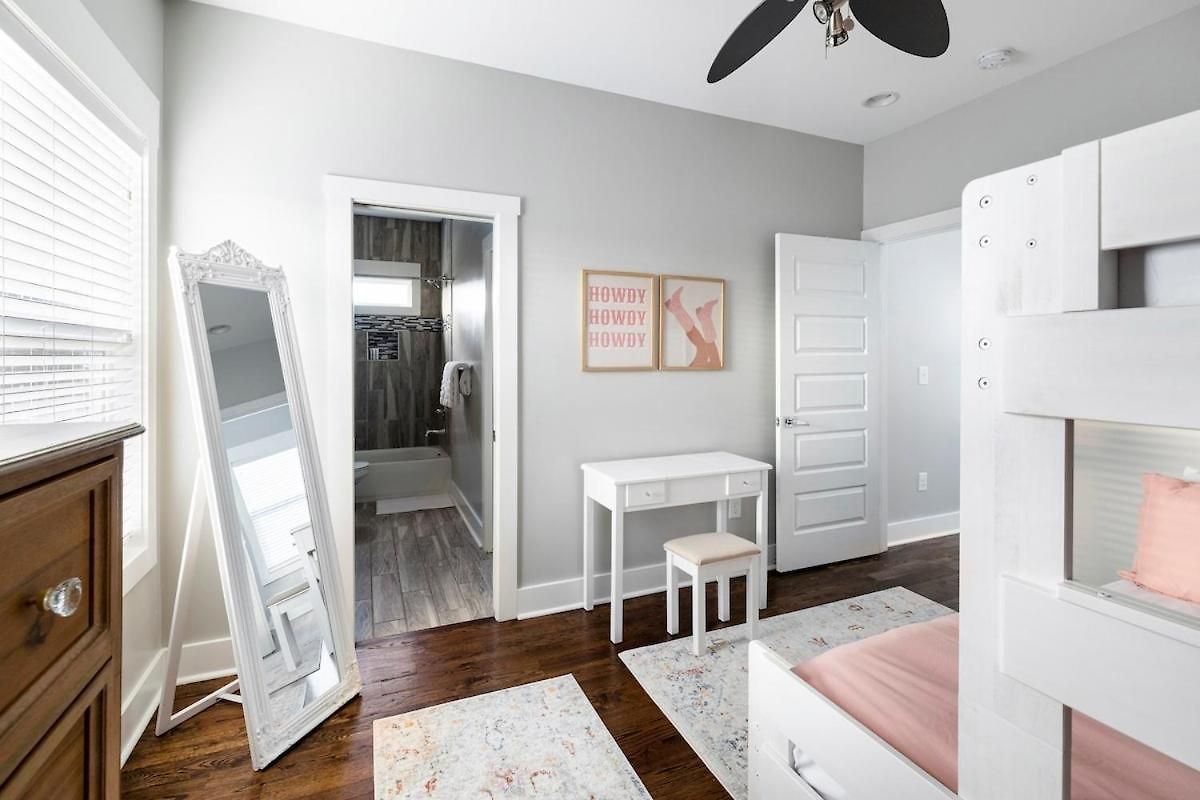 Speakeasy Game Room, Hot Tub, Fire Pit, King Bed - Close To Downtown