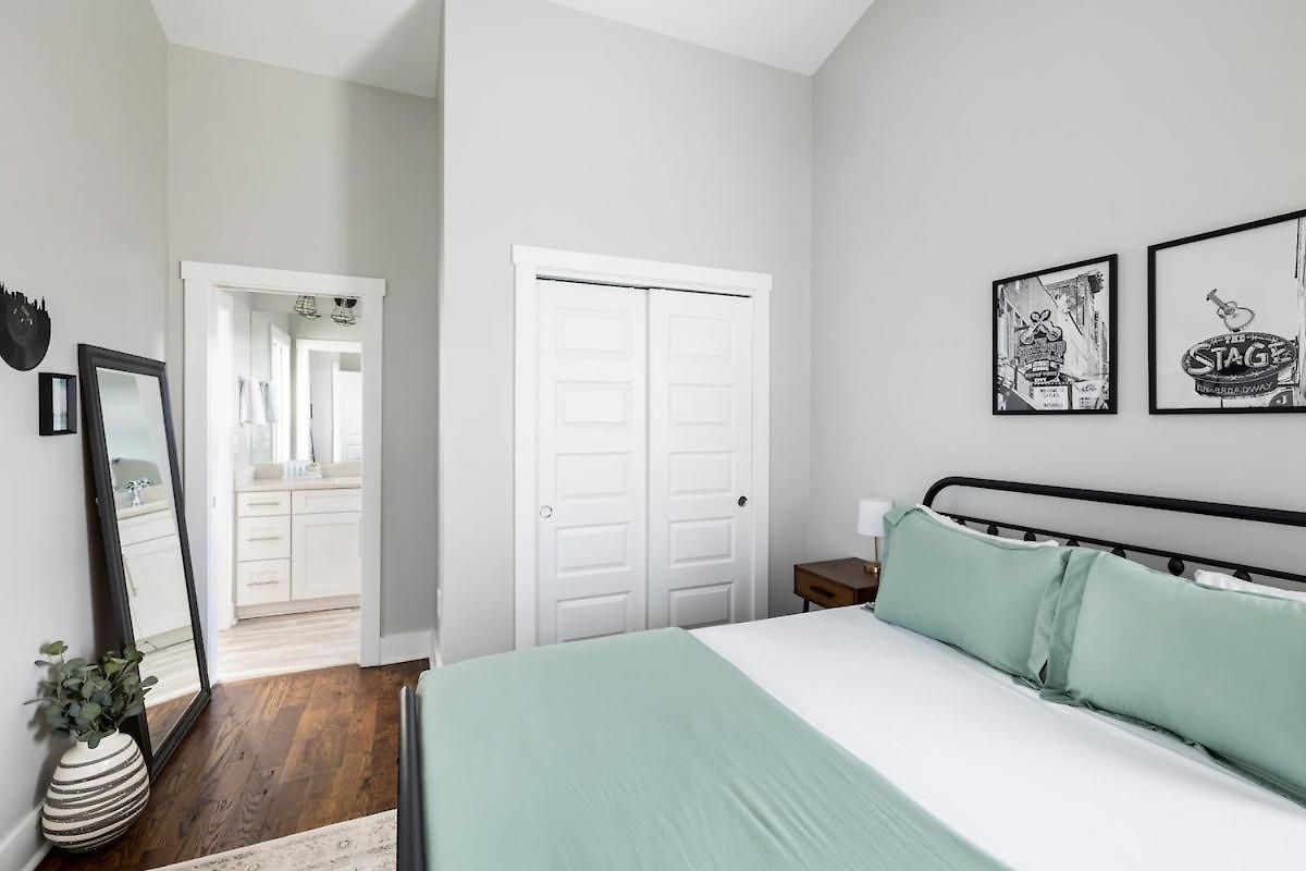 Speakeasy Game Room, Hot Tub, Fire Pit, King Bed - Close To Downtown Holiday home Nashville